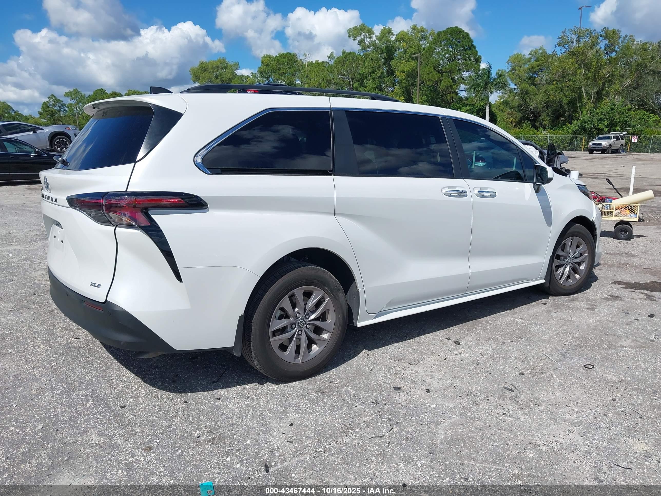 TOYOTA SIENNA image 4