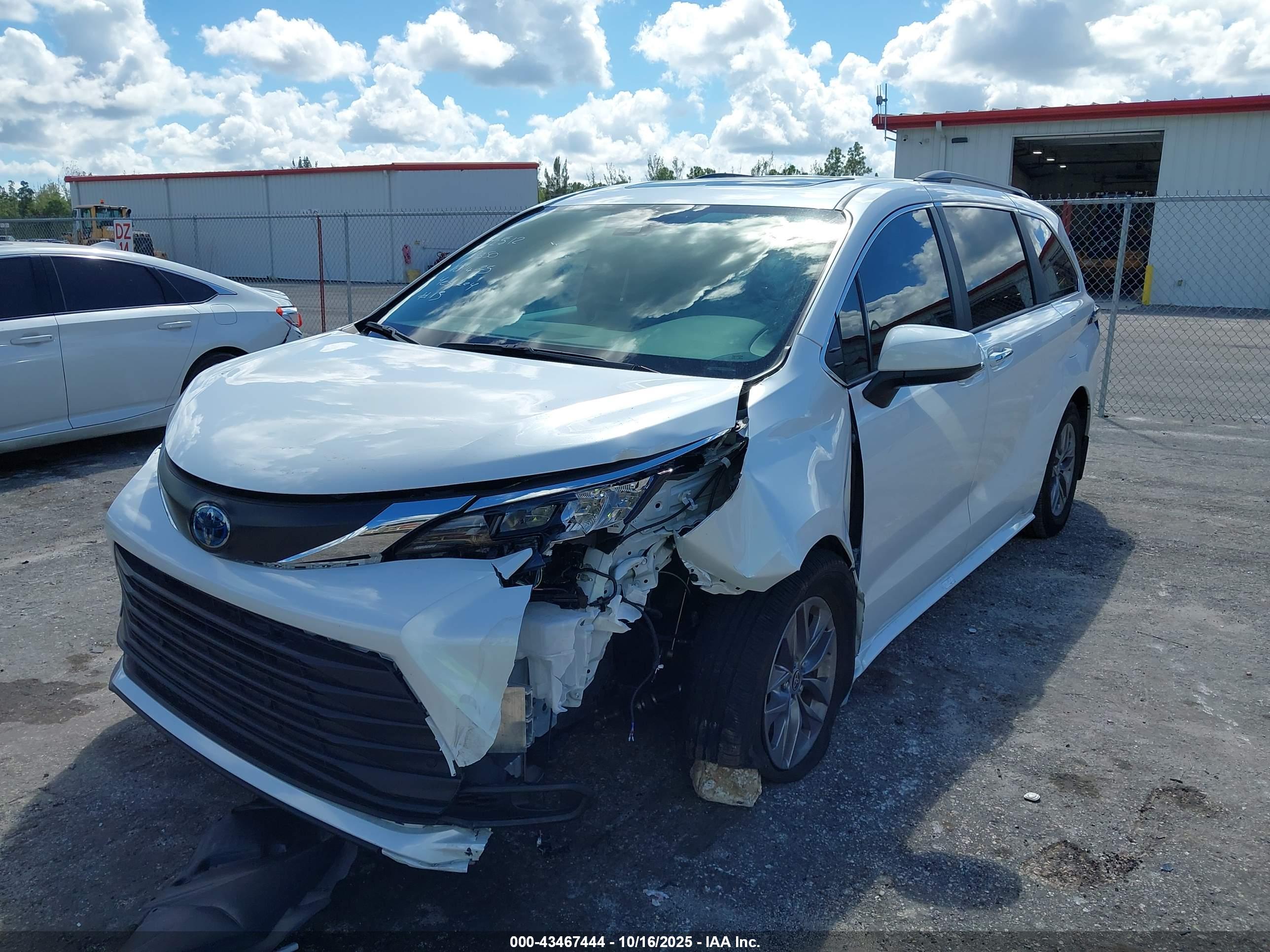 TOYOTA SIENNA image 6