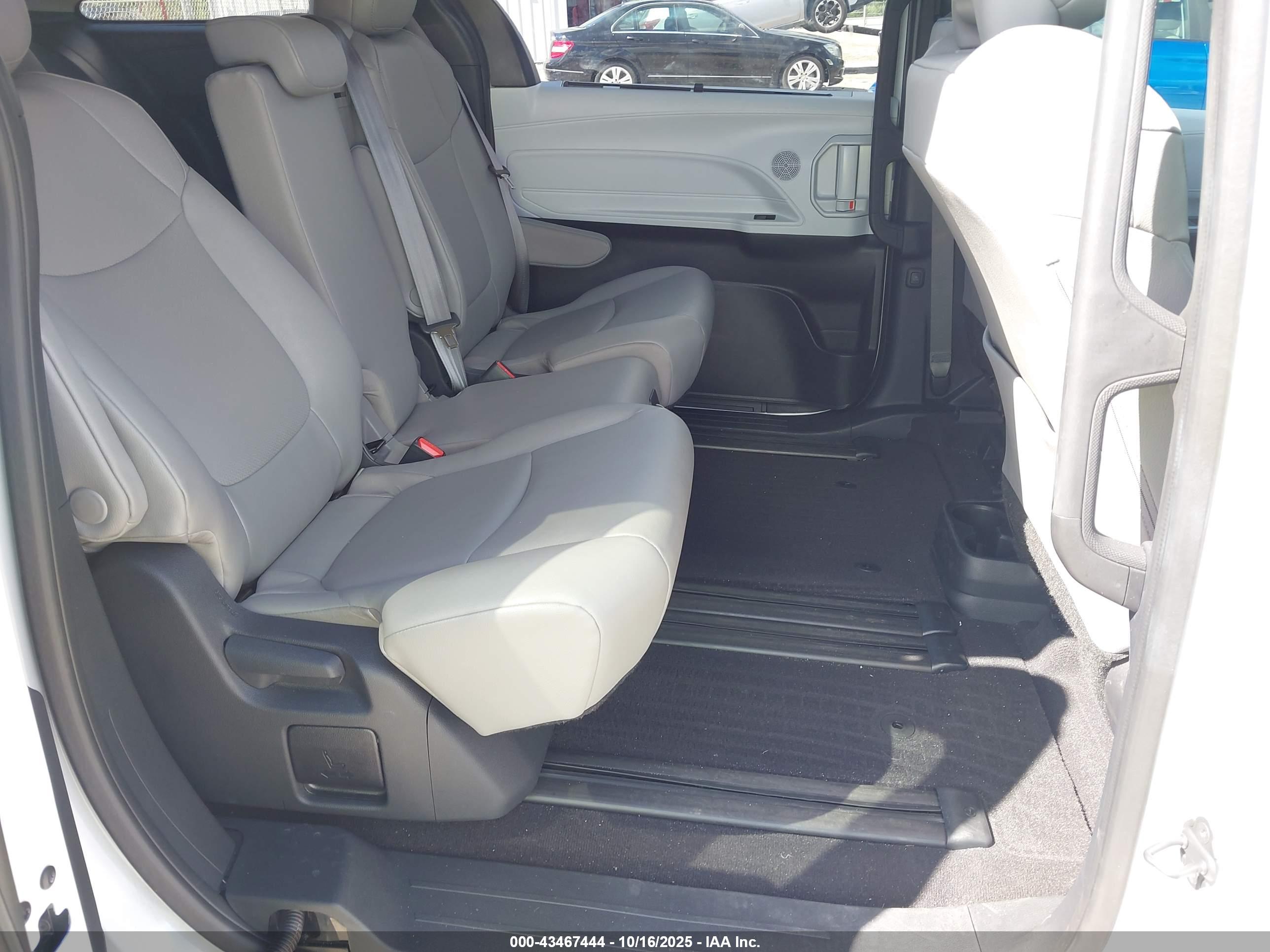 TOYOTA SIENNA image 8