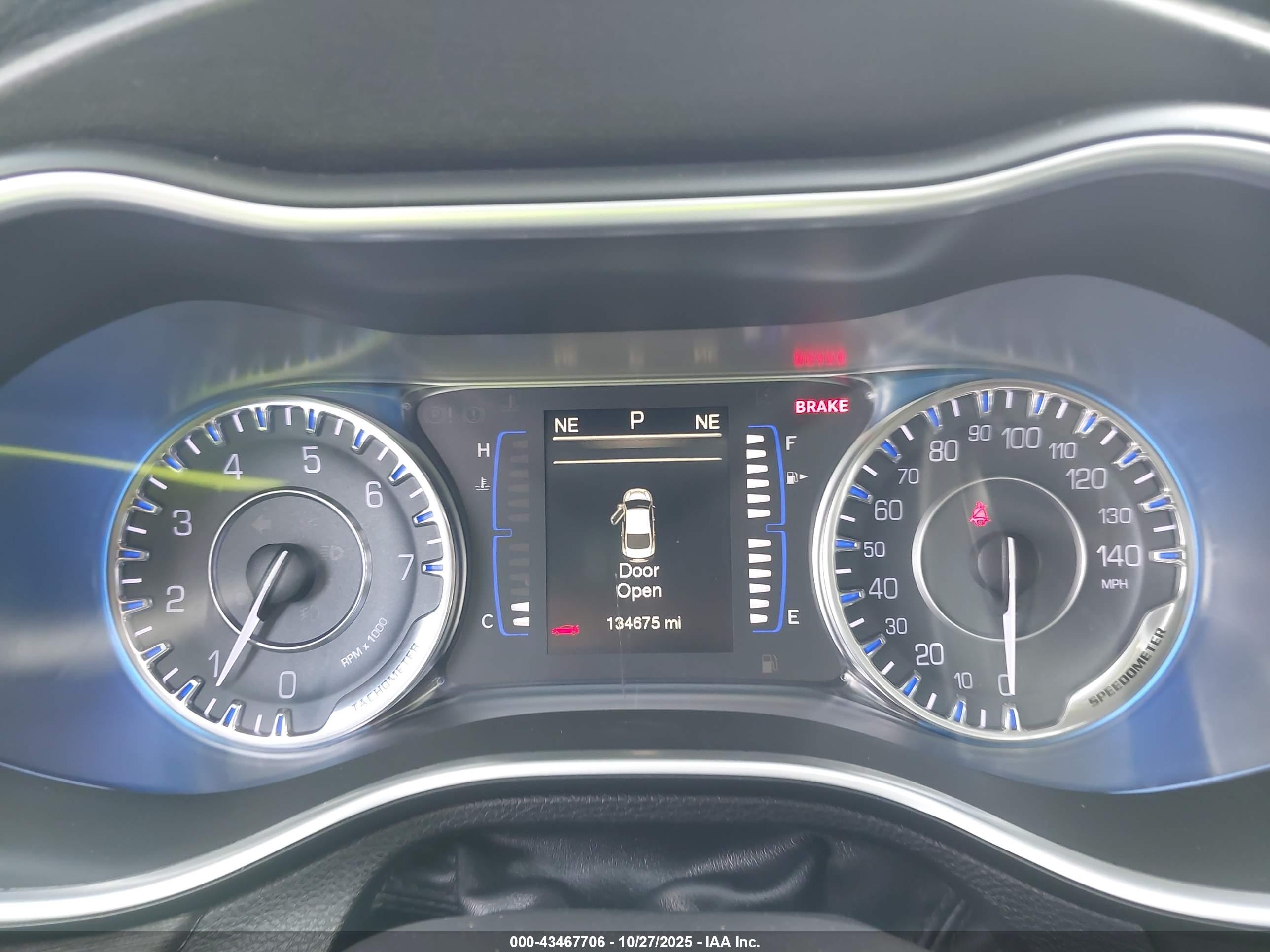 CHRYSLER 200 image 7