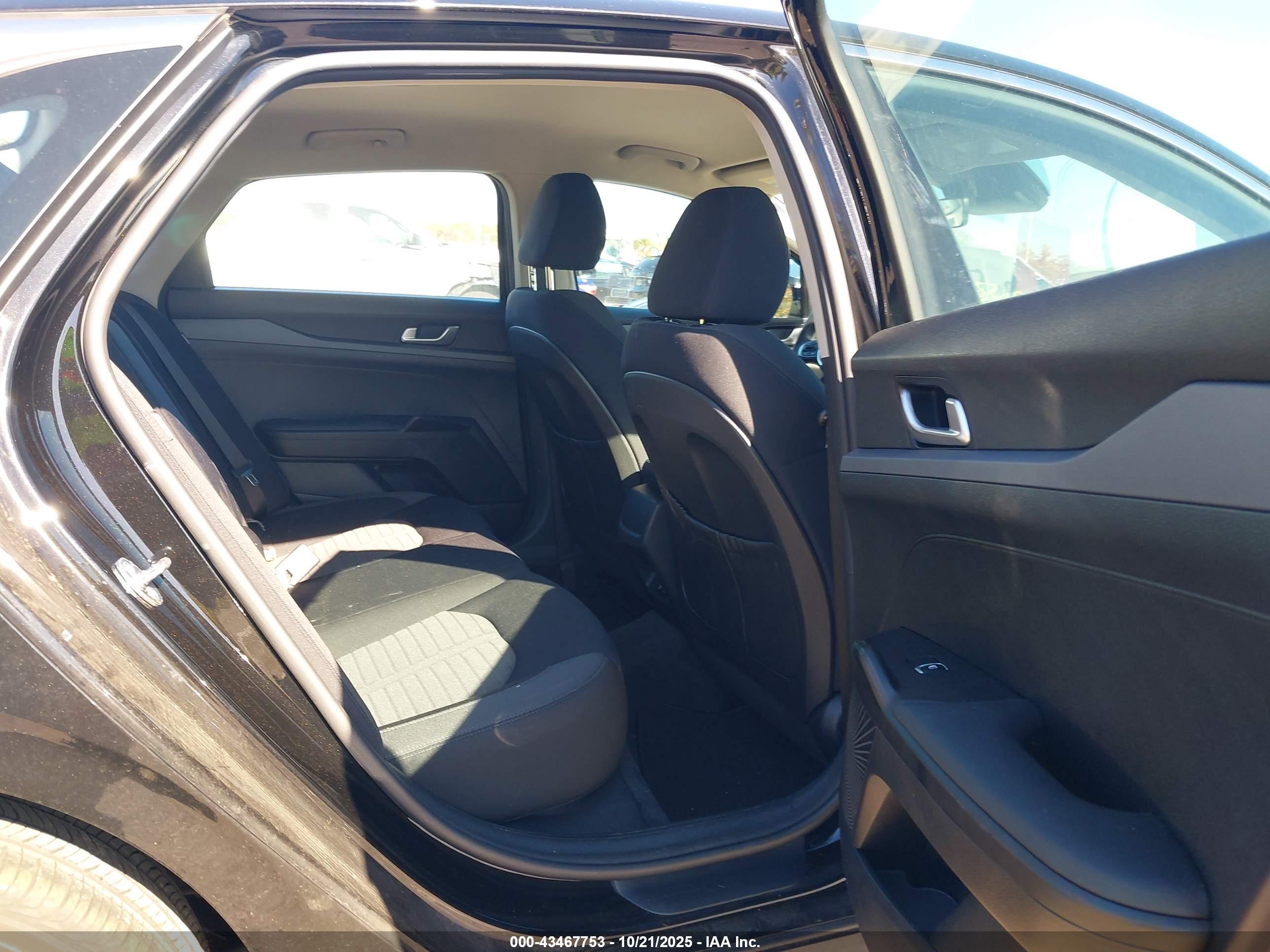 KIA K5 image 8