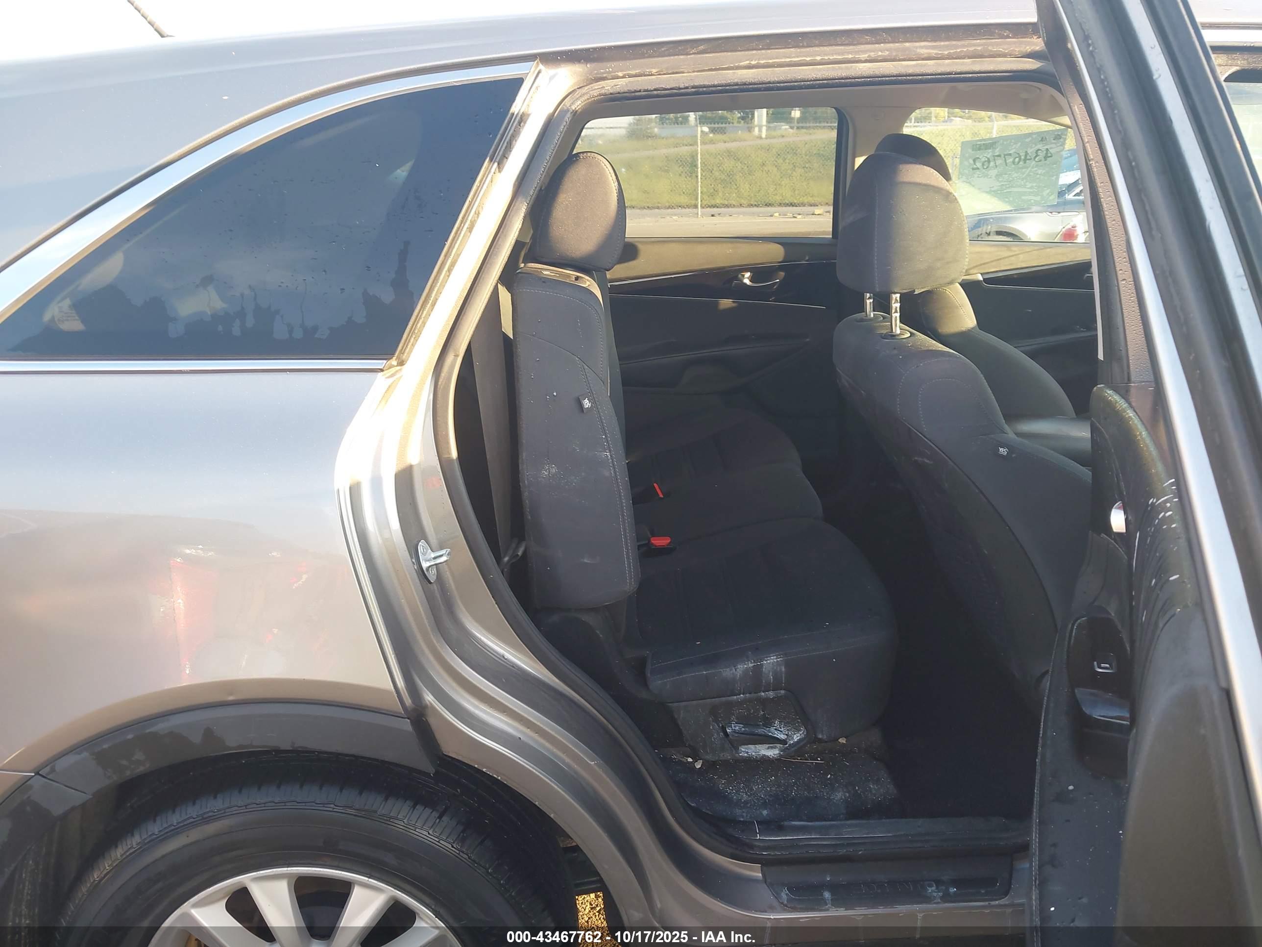 KIA SORENTO image 8
