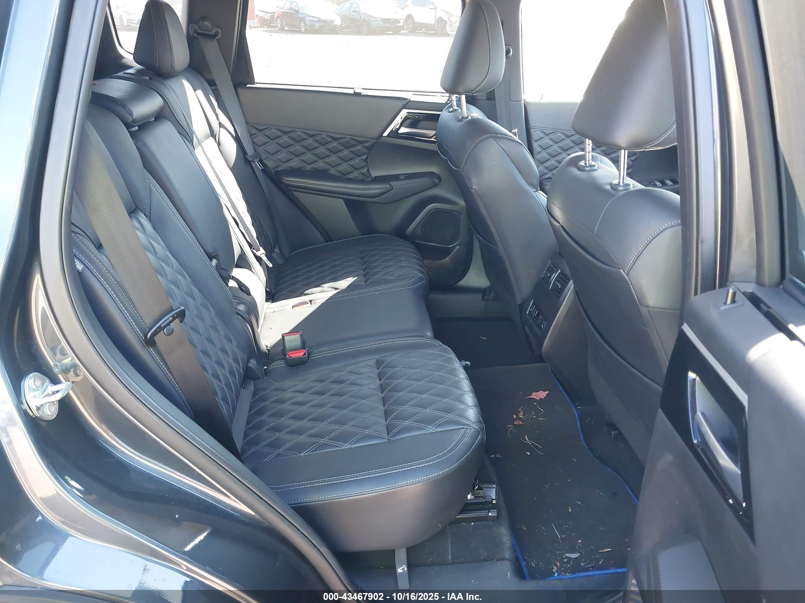 MITSUBISHI OUTLANDER image 8