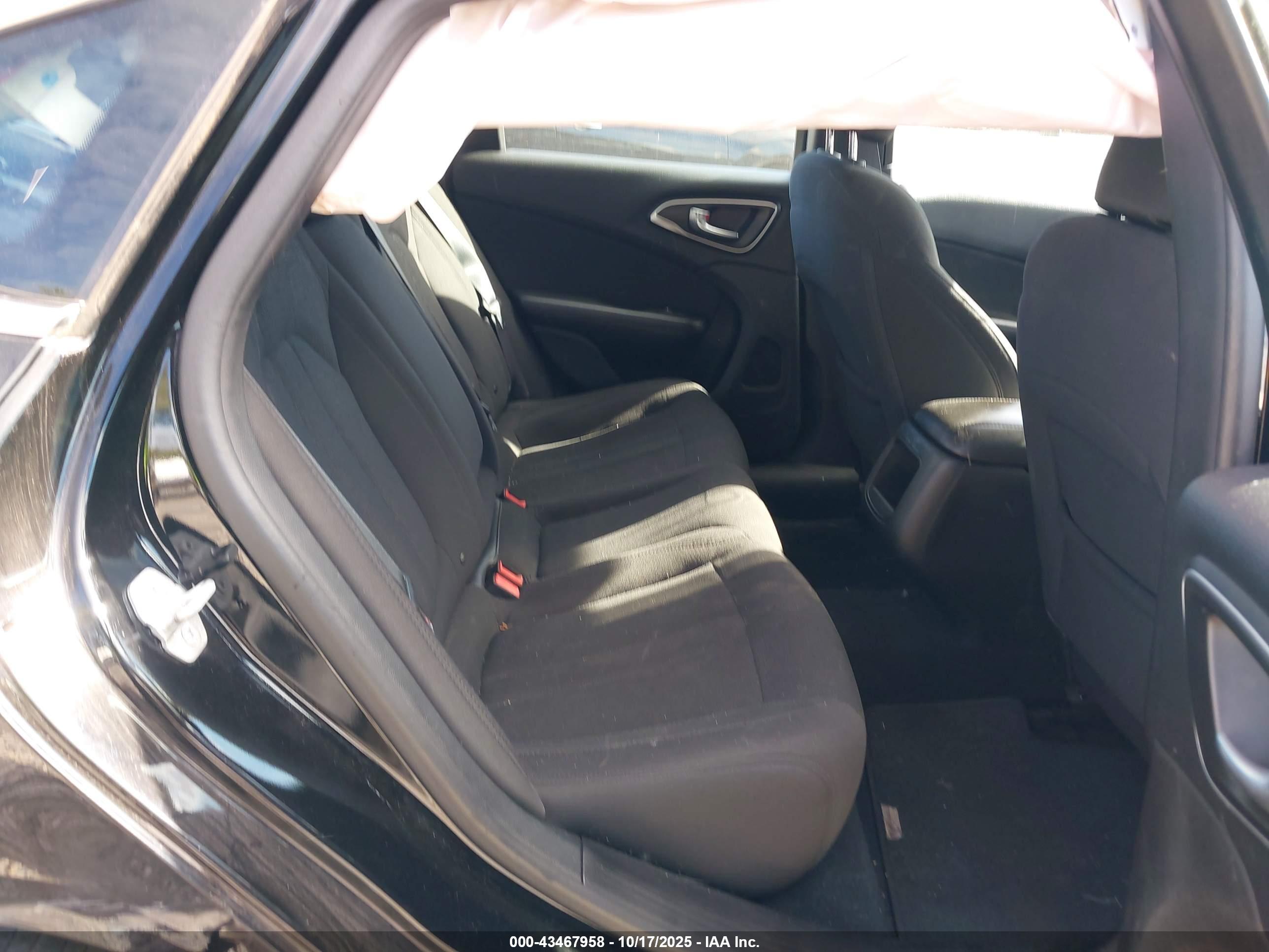CHRYSLER 200 image 8