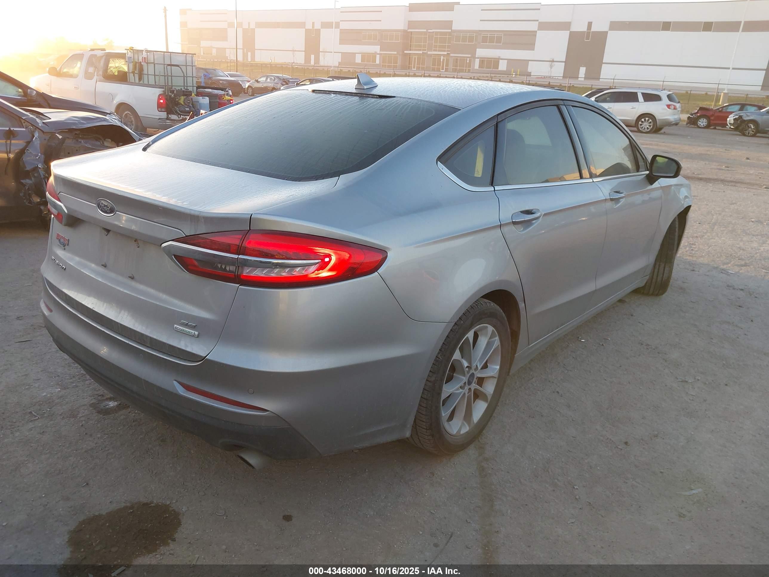 FORD FUSION image 4