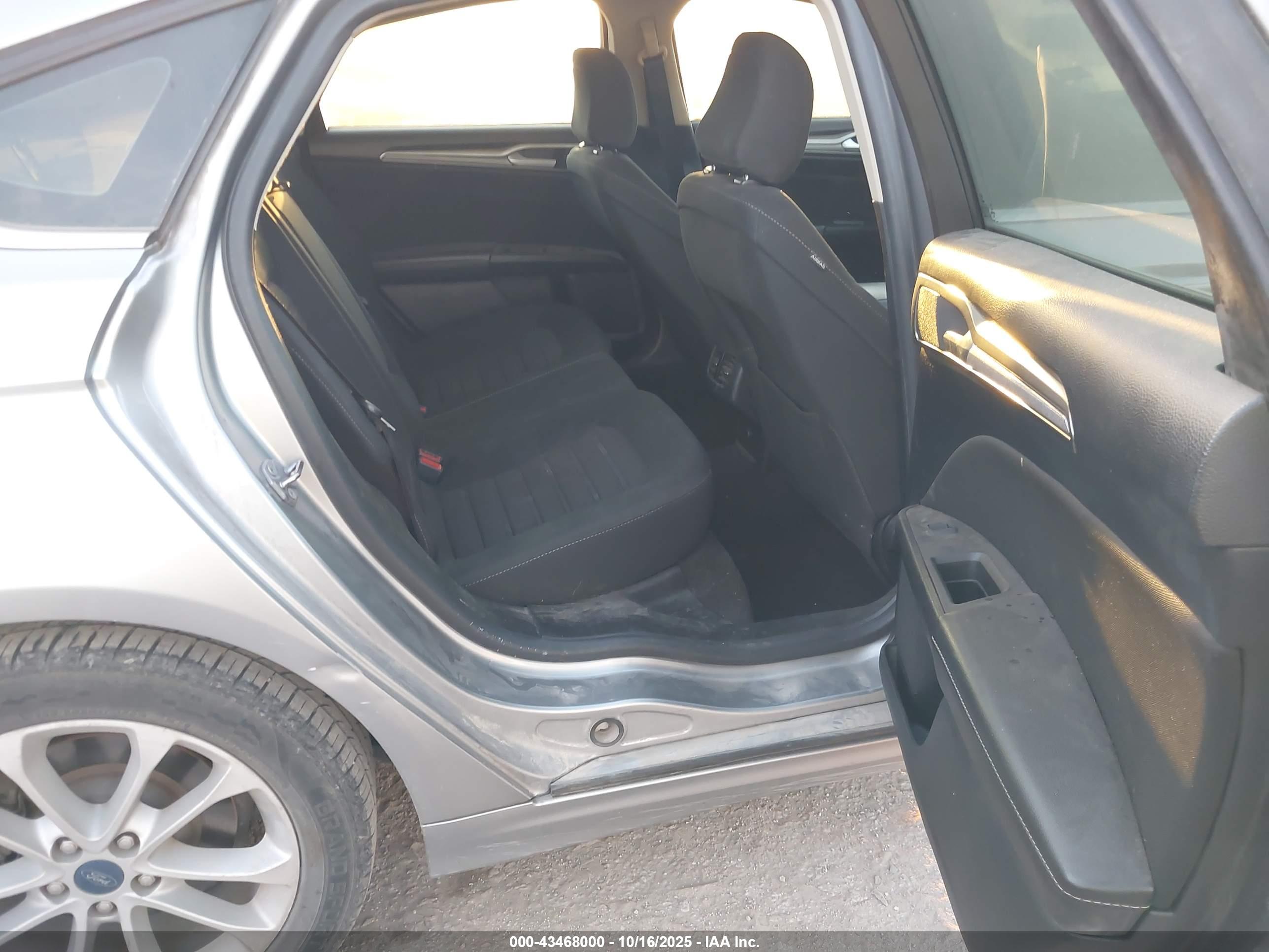 FORD FUSION image 8