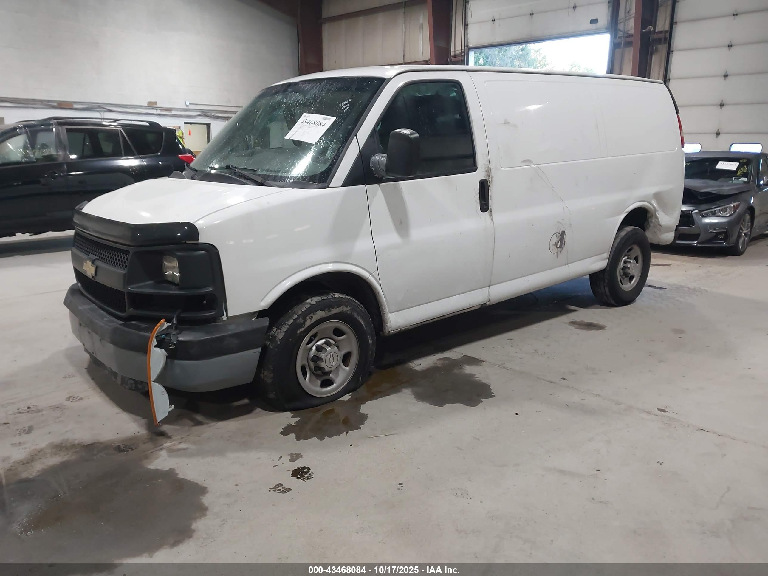 CHEVROLET EXPRESS image 2