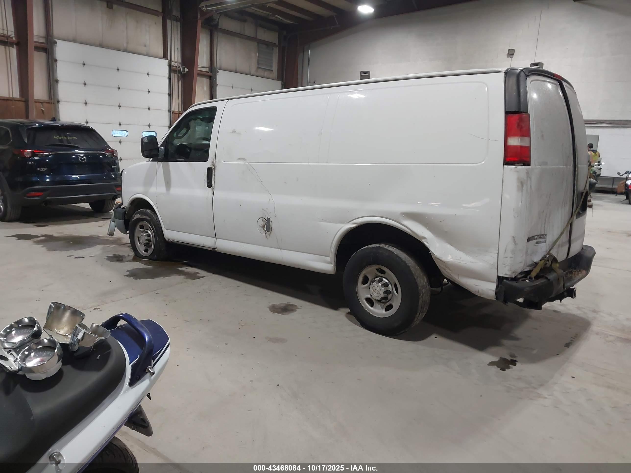 CHEVROLET EXPRESS image 3