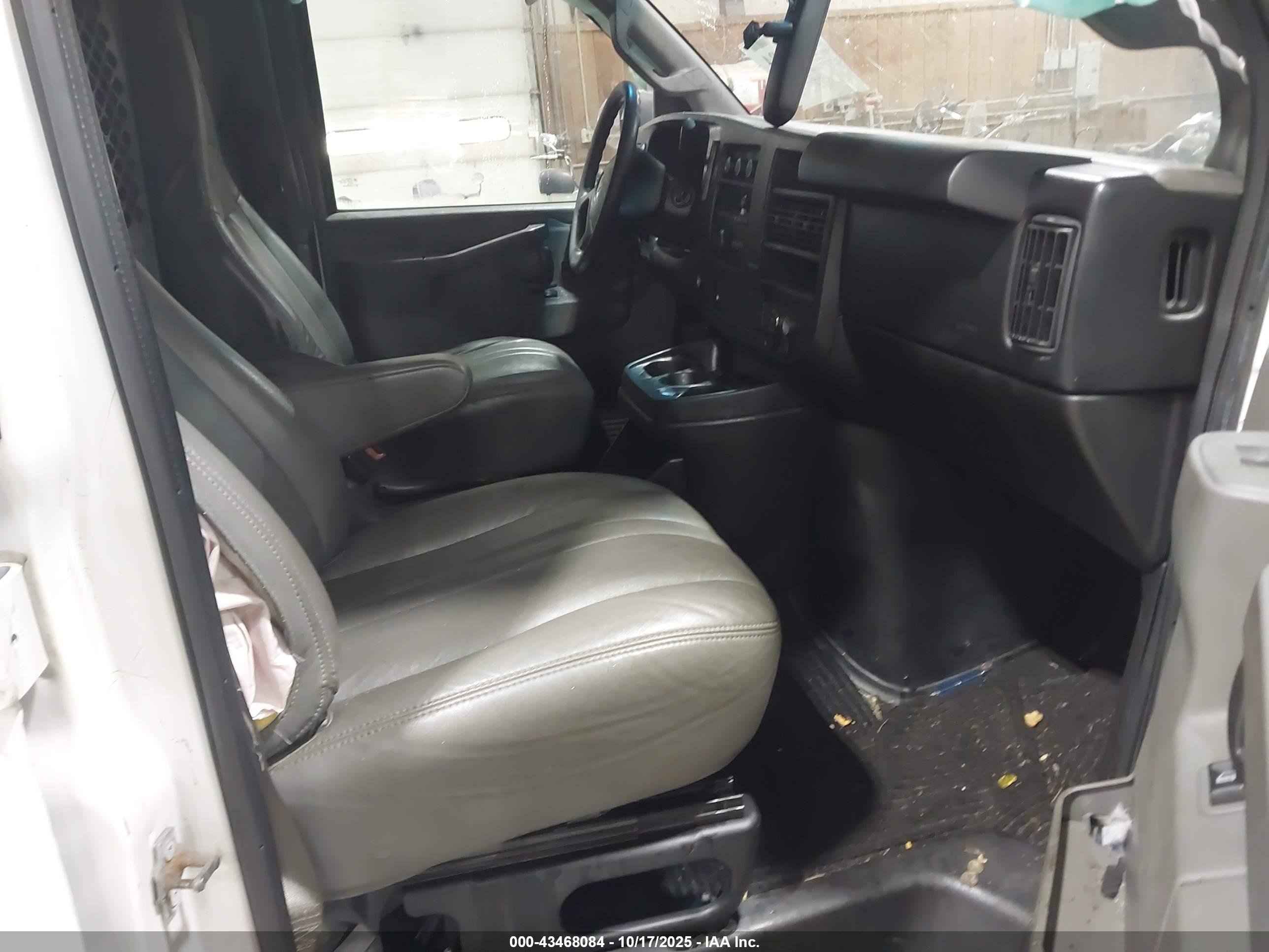 CHEVROLET EXPRESS image 5