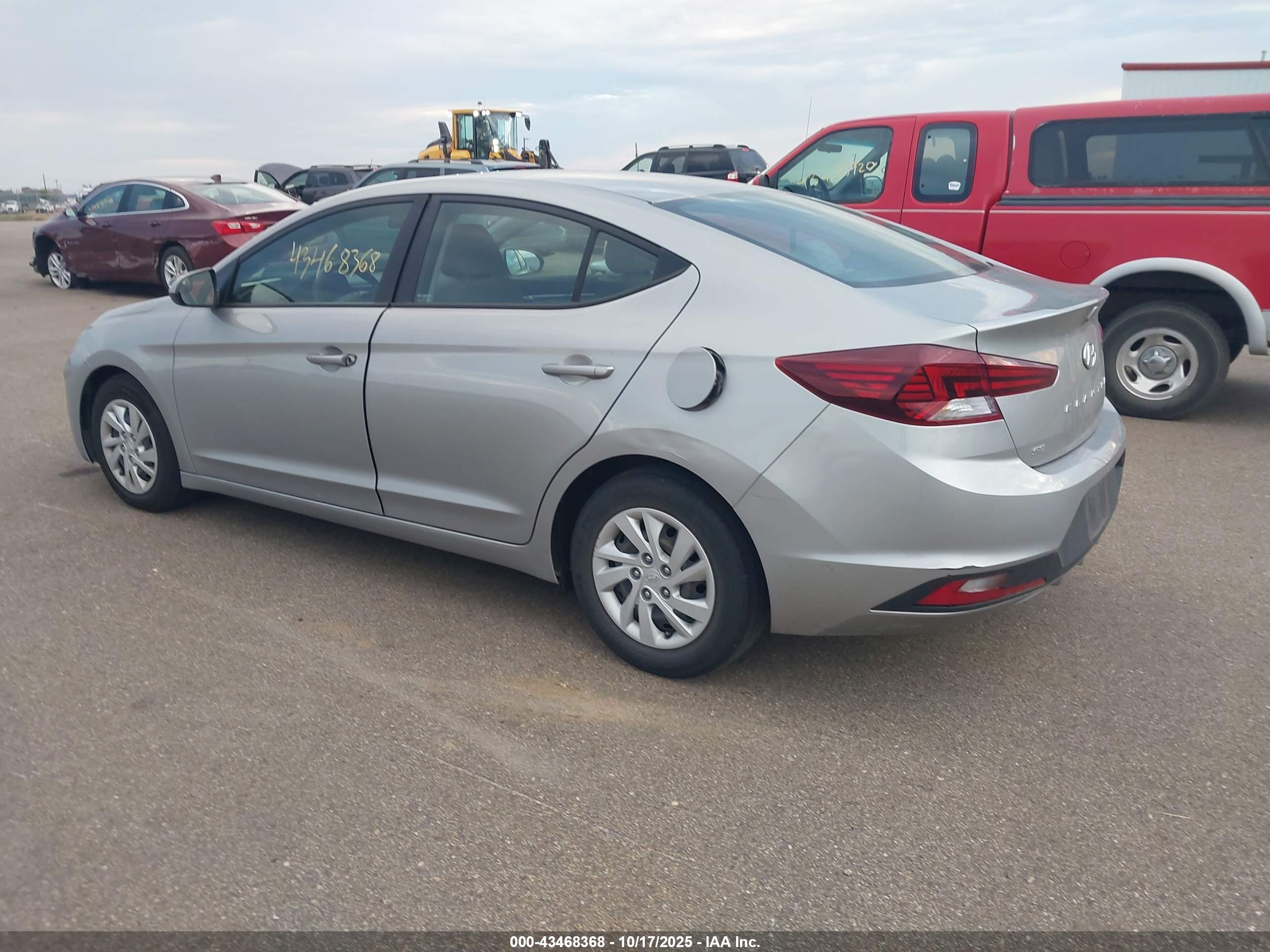 HYUNDAI ELANTRA image 3