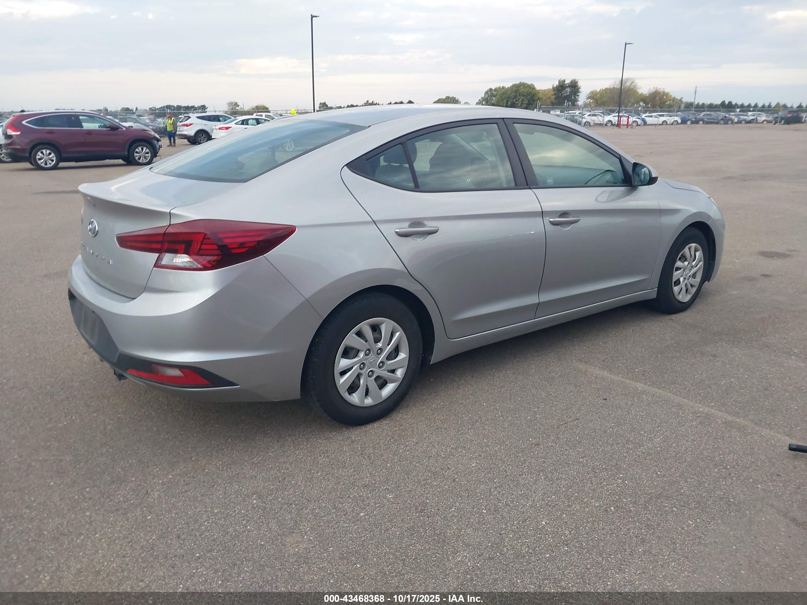 HYUNDAI ELANTRA image 4