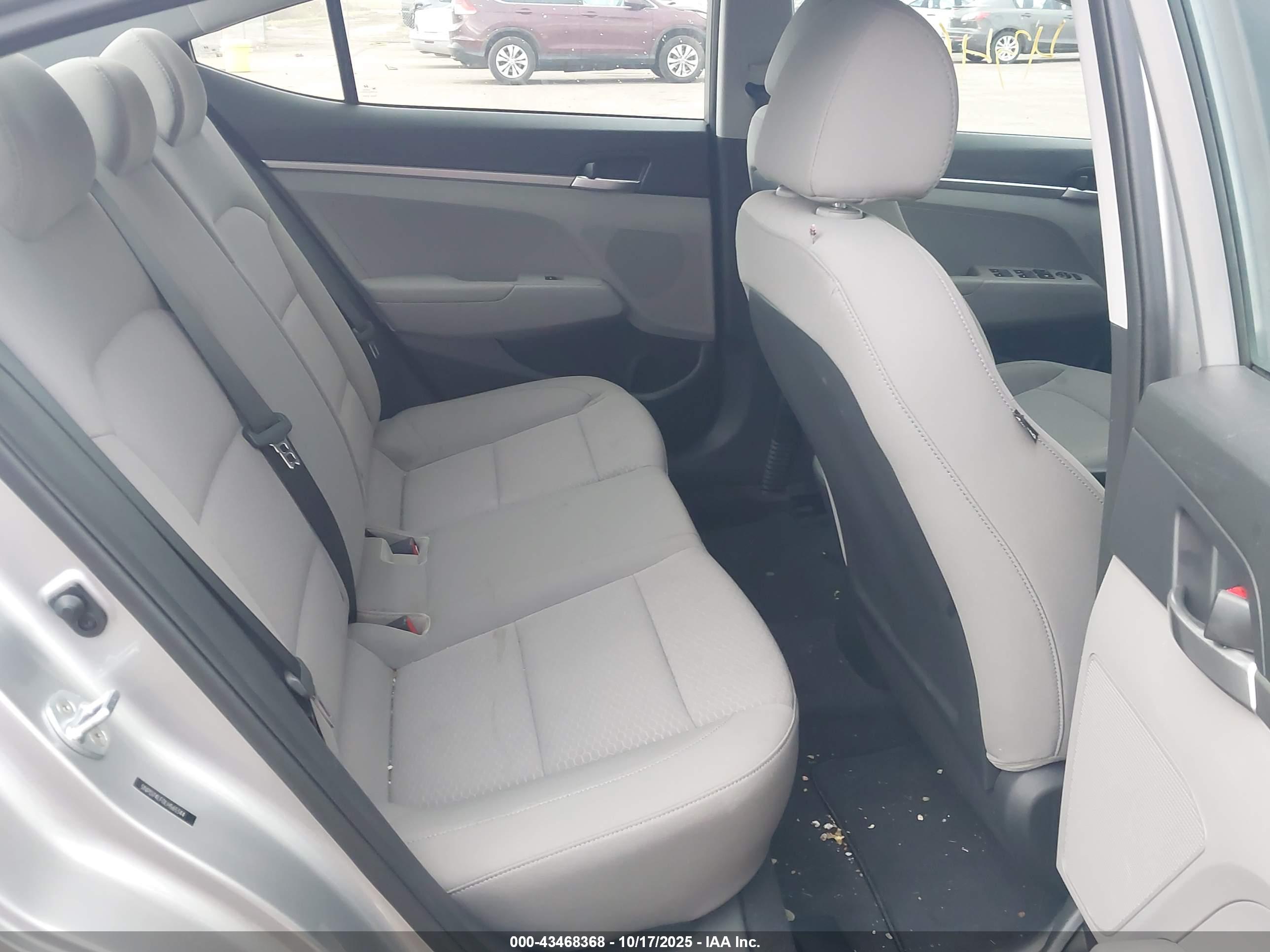 HYUNDAI ELANTRA image 8