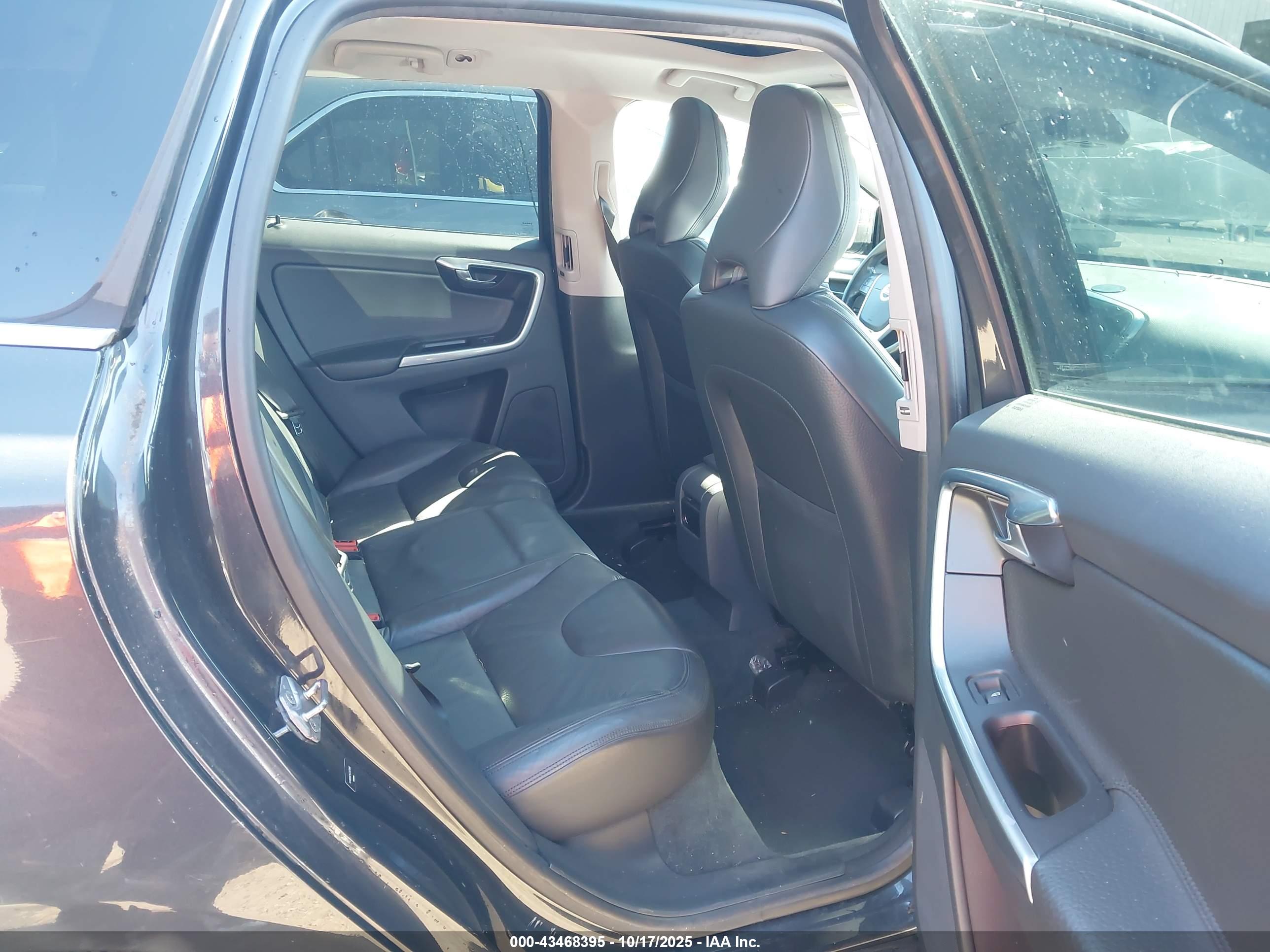 VOLVO XC60 image 8