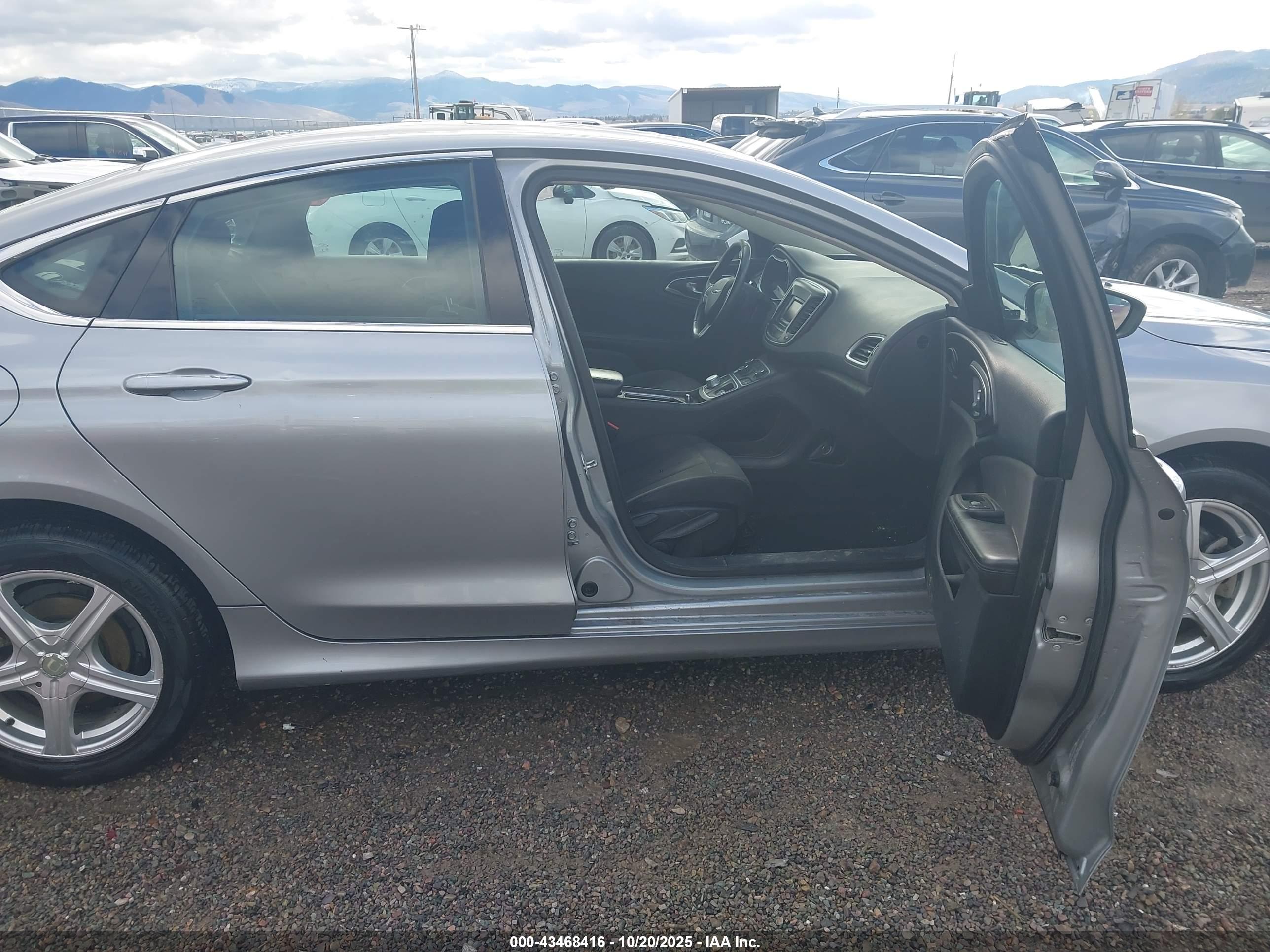 CHRYSLER 200 image 5