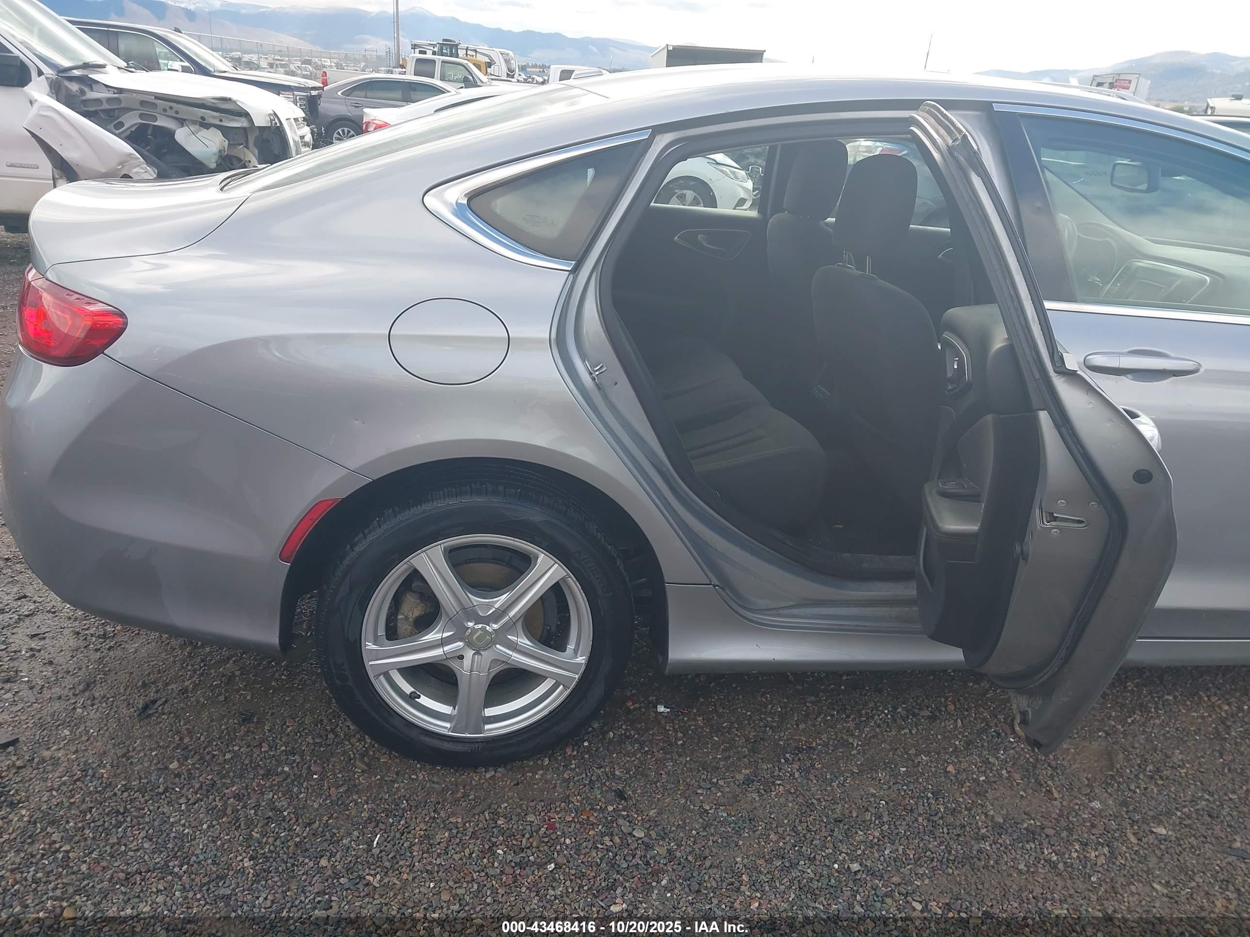 CHRYSLER 200 image 8