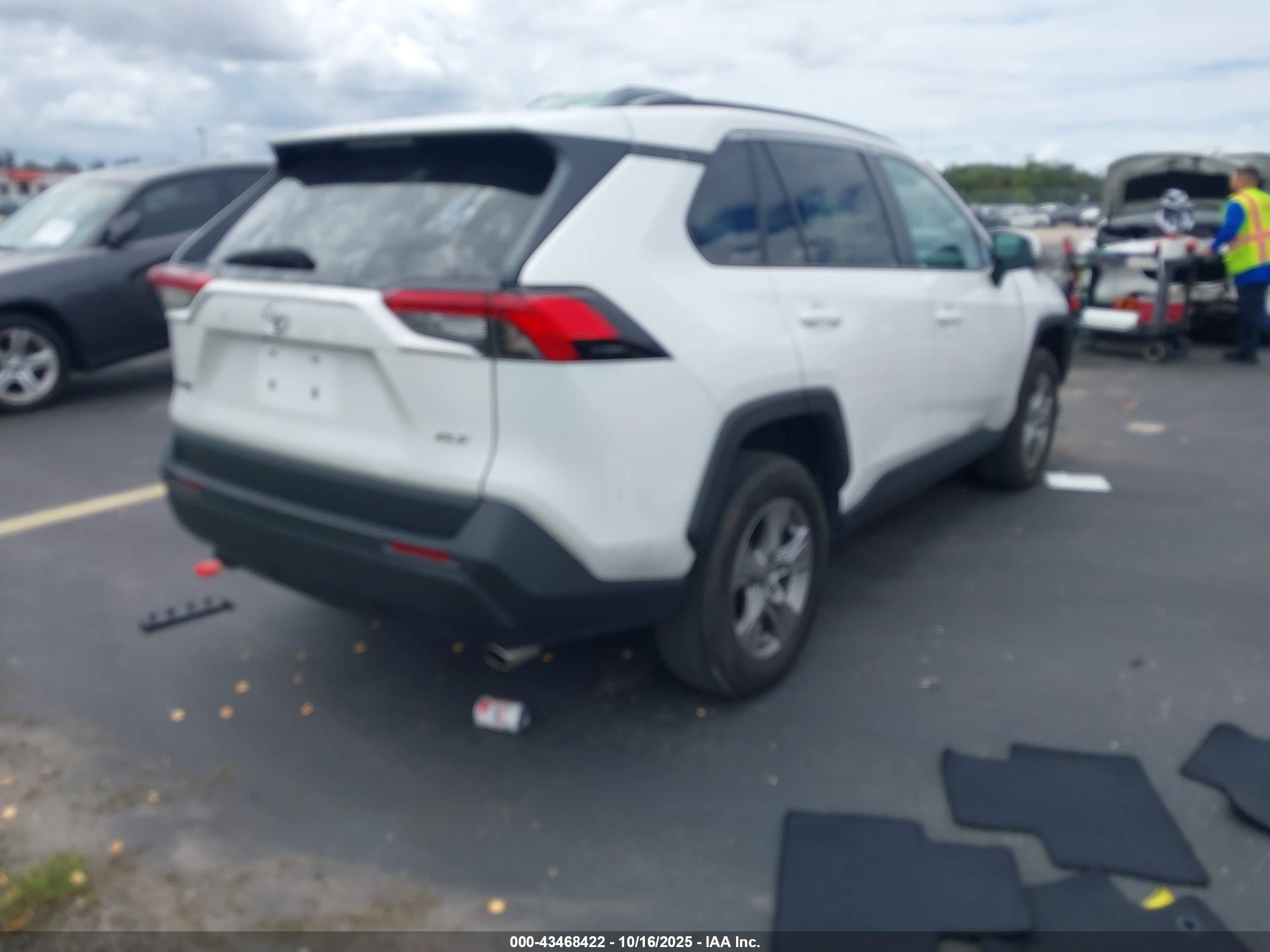 TOYOTA RAV4 image 4