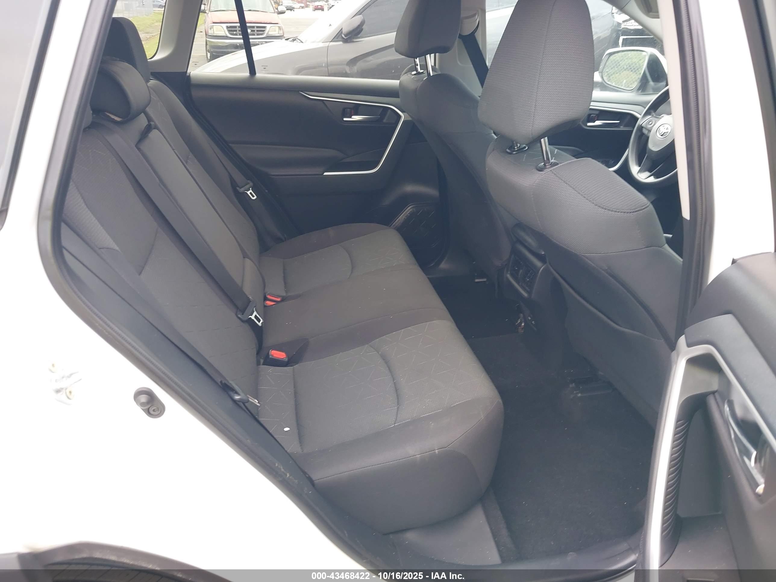 TOYOTA RAV4 image 8