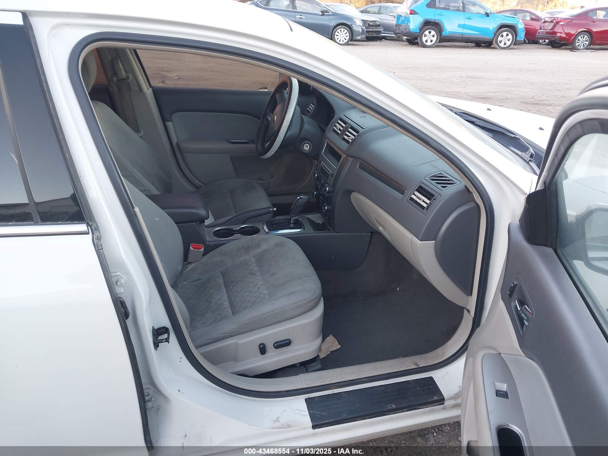 FORD FUSION image 5