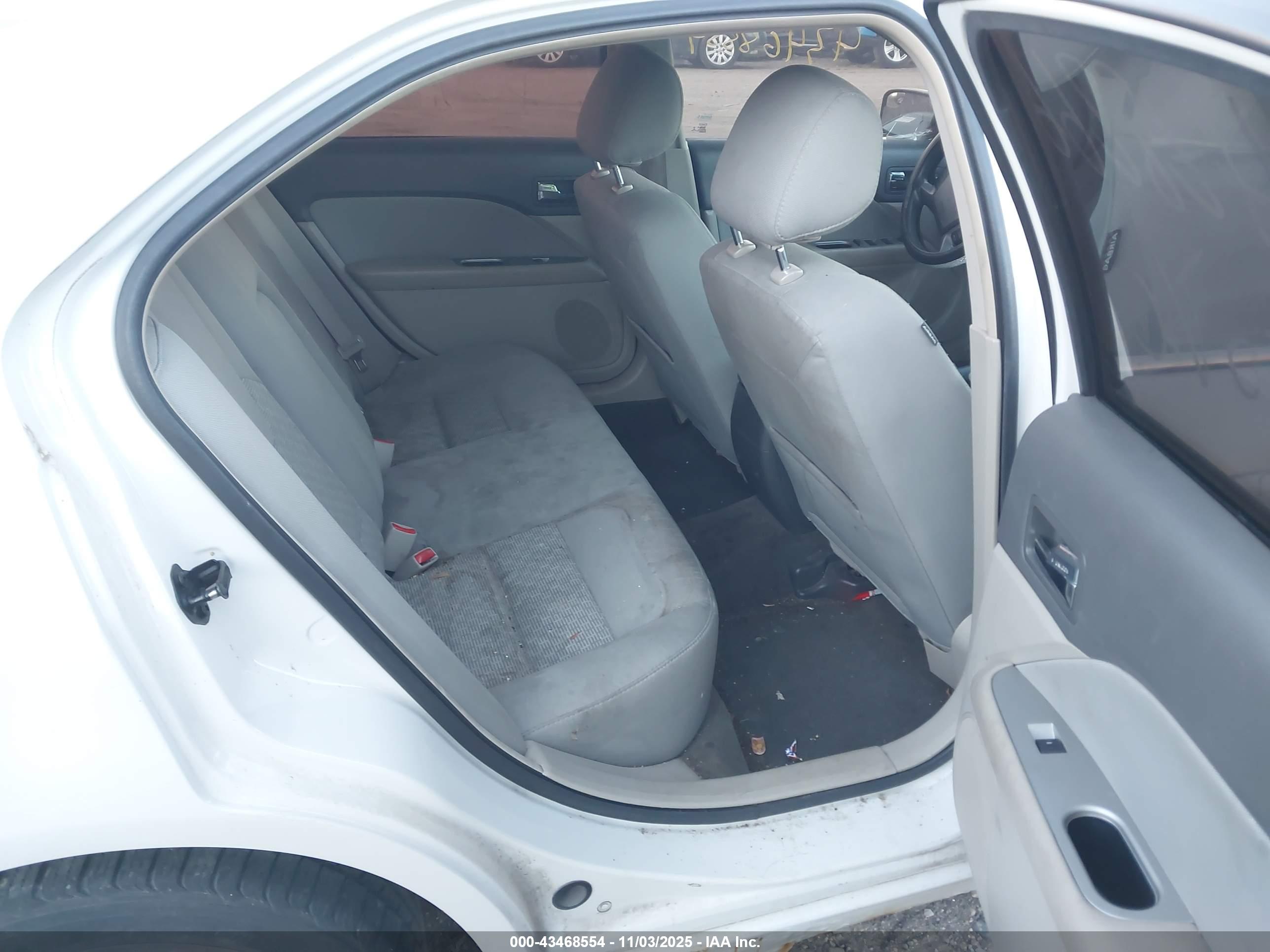 FORD FUSION image 8