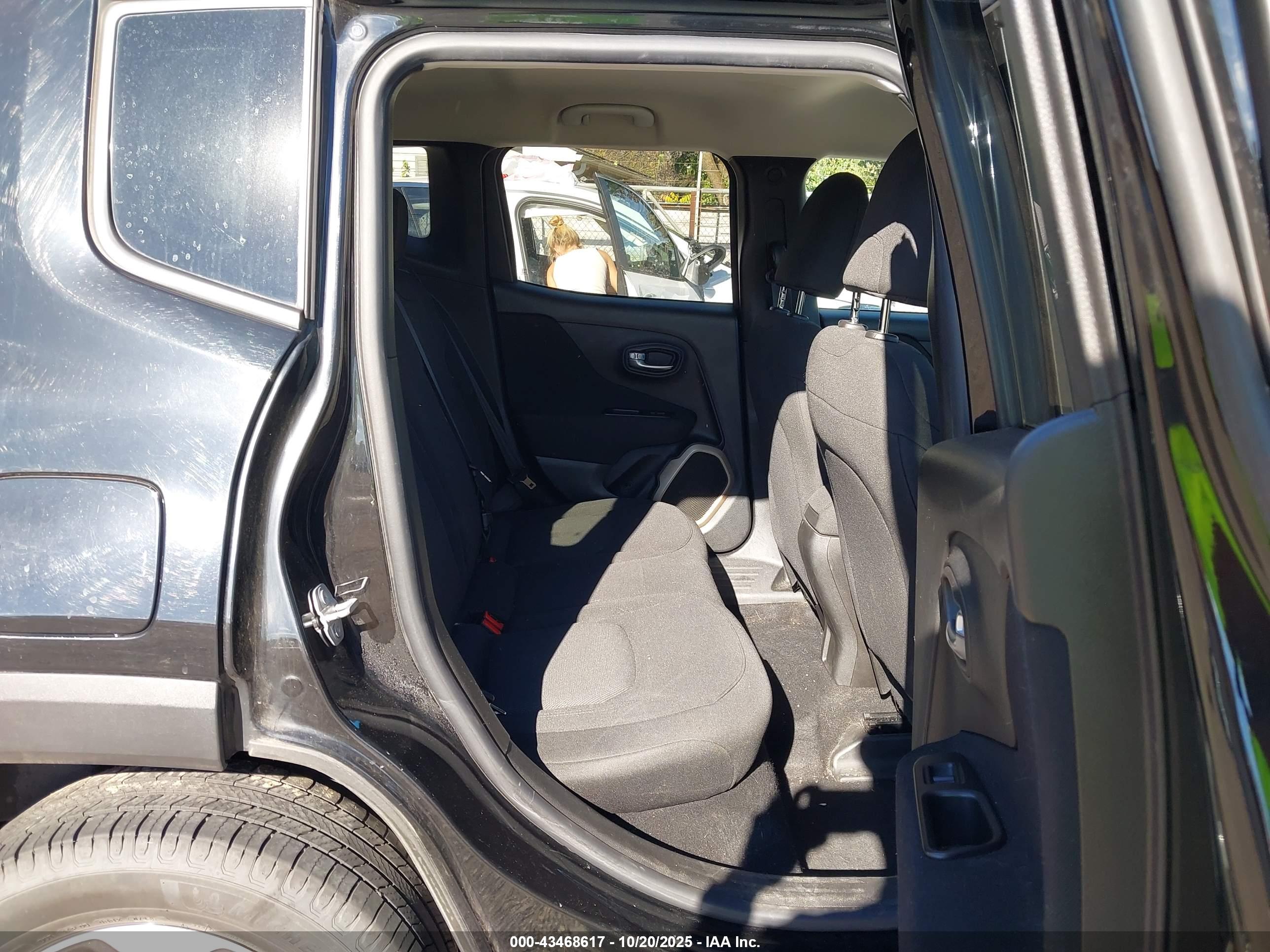 JEEP RENEGADE image 8