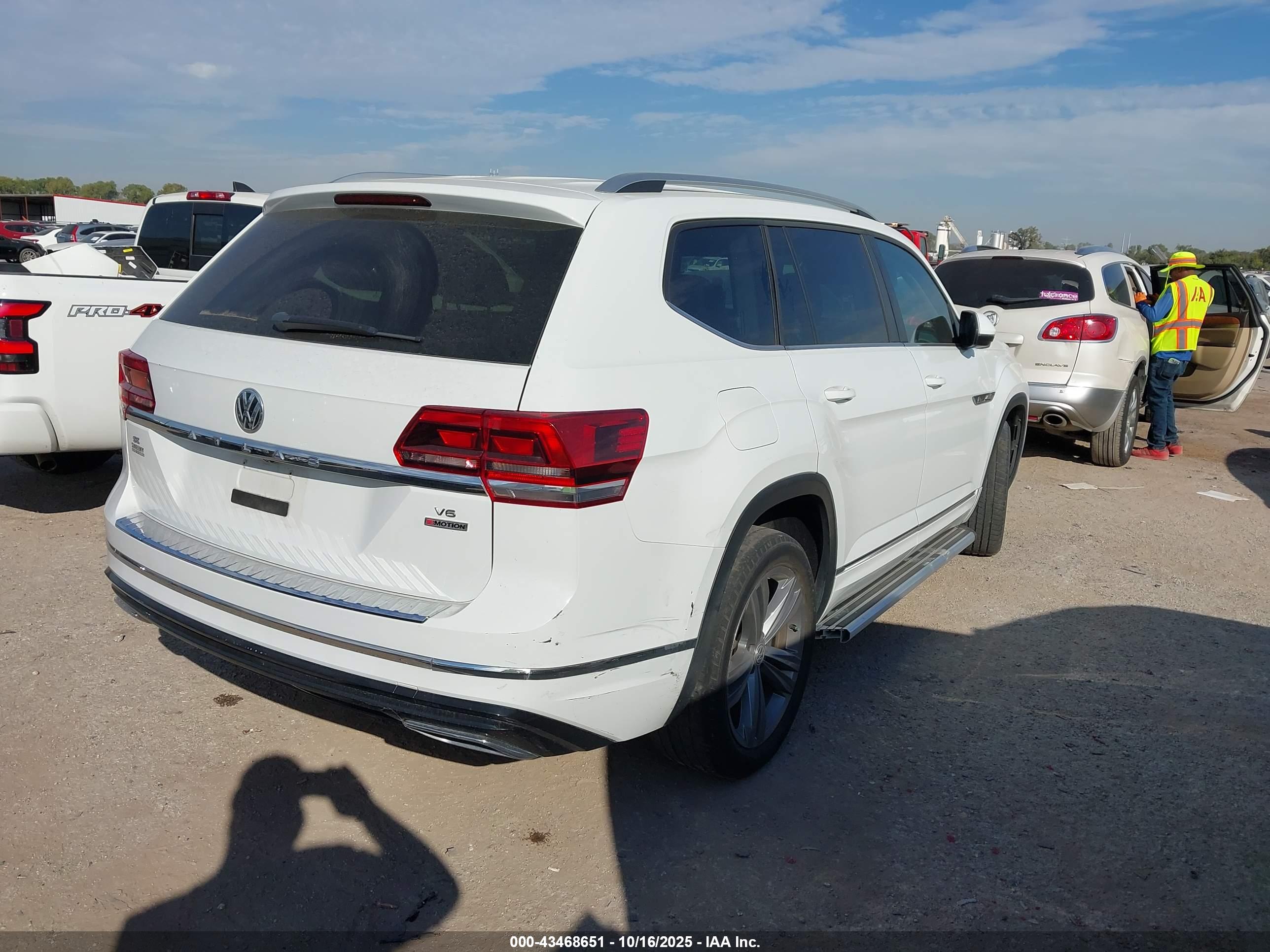 VOLKSWAGEN ATLAS image 4