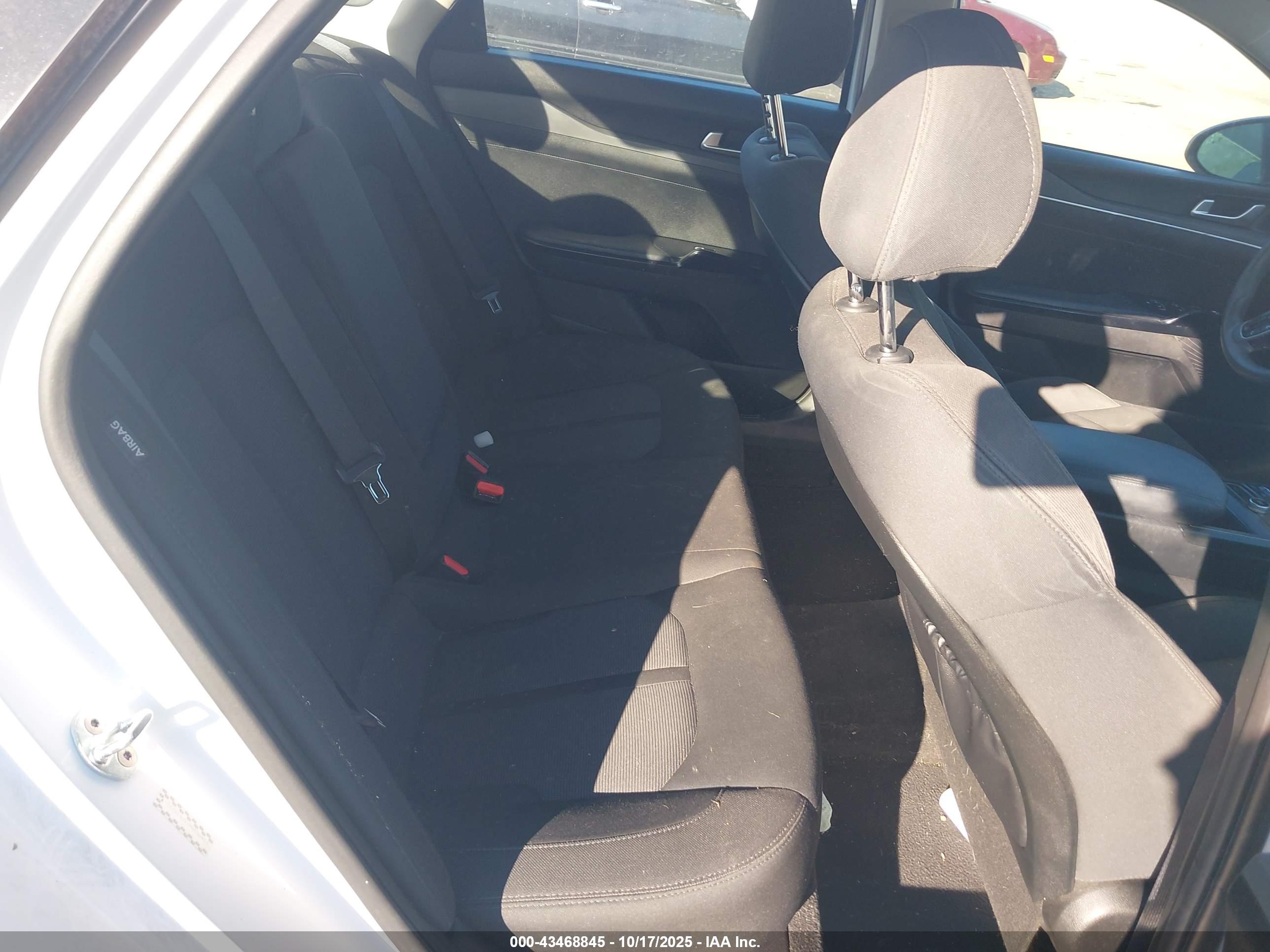 KIA K5 image 8