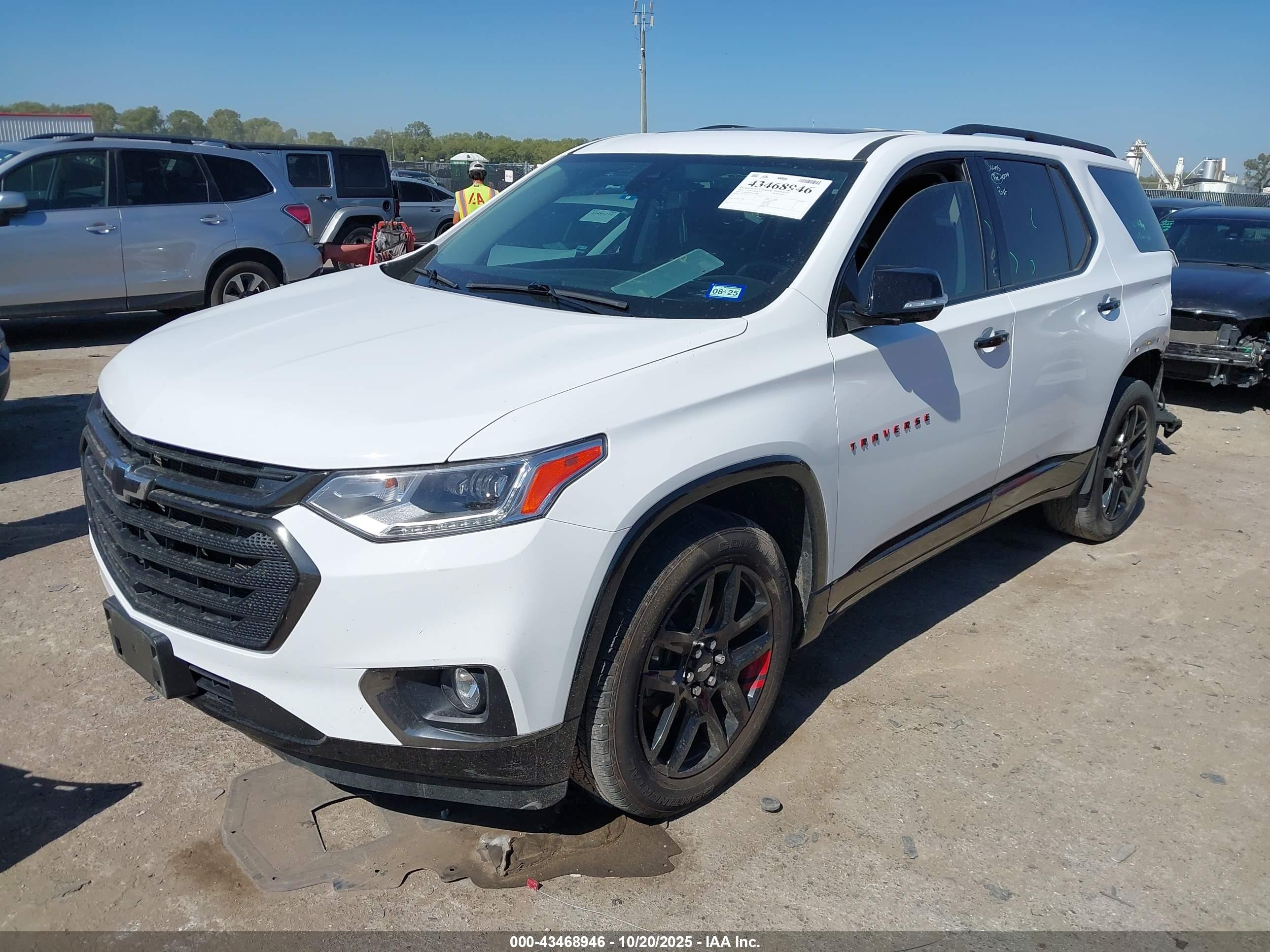 CHEVROLET TRAVERSE image 2