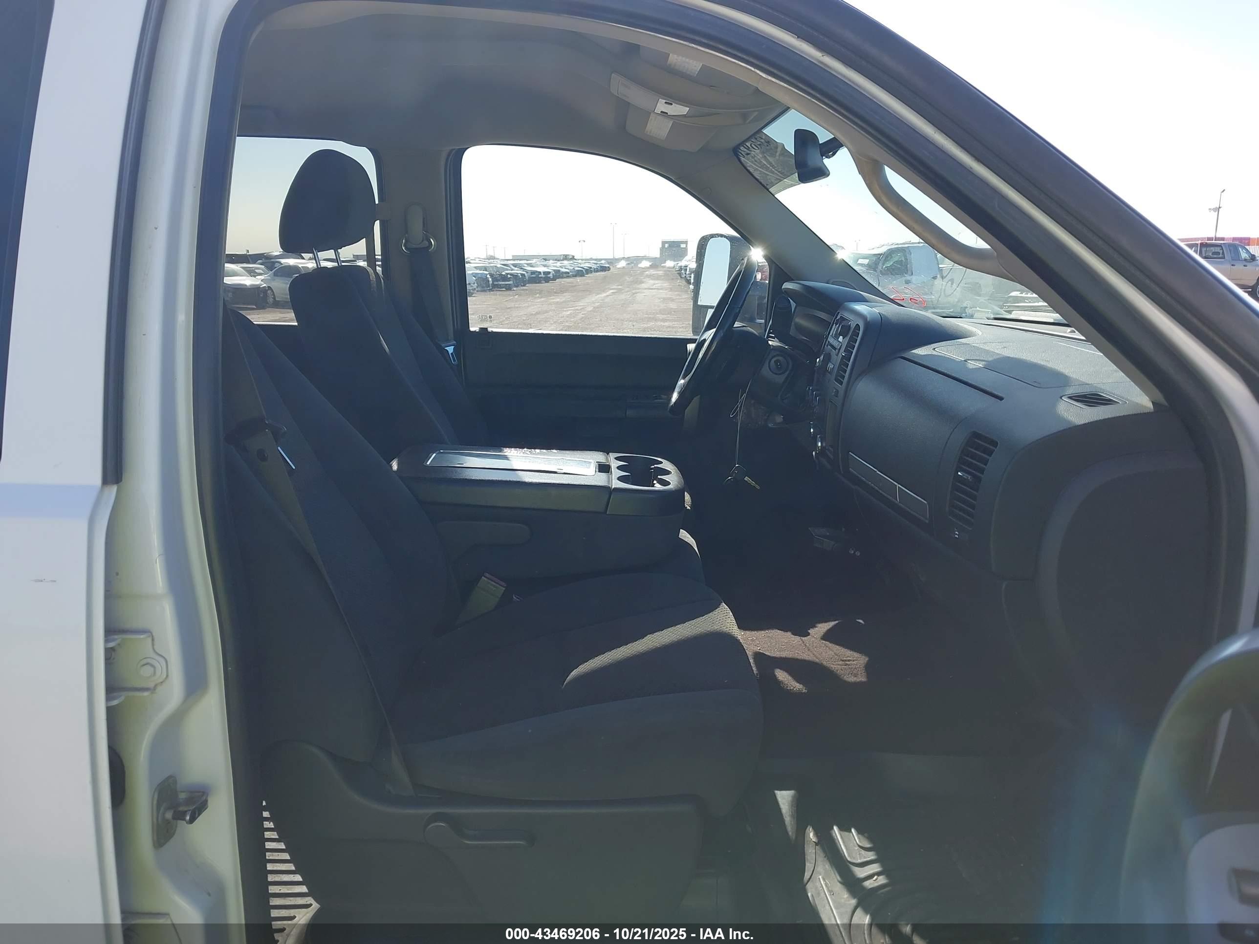 CHEVROLET SILVERADO image 5