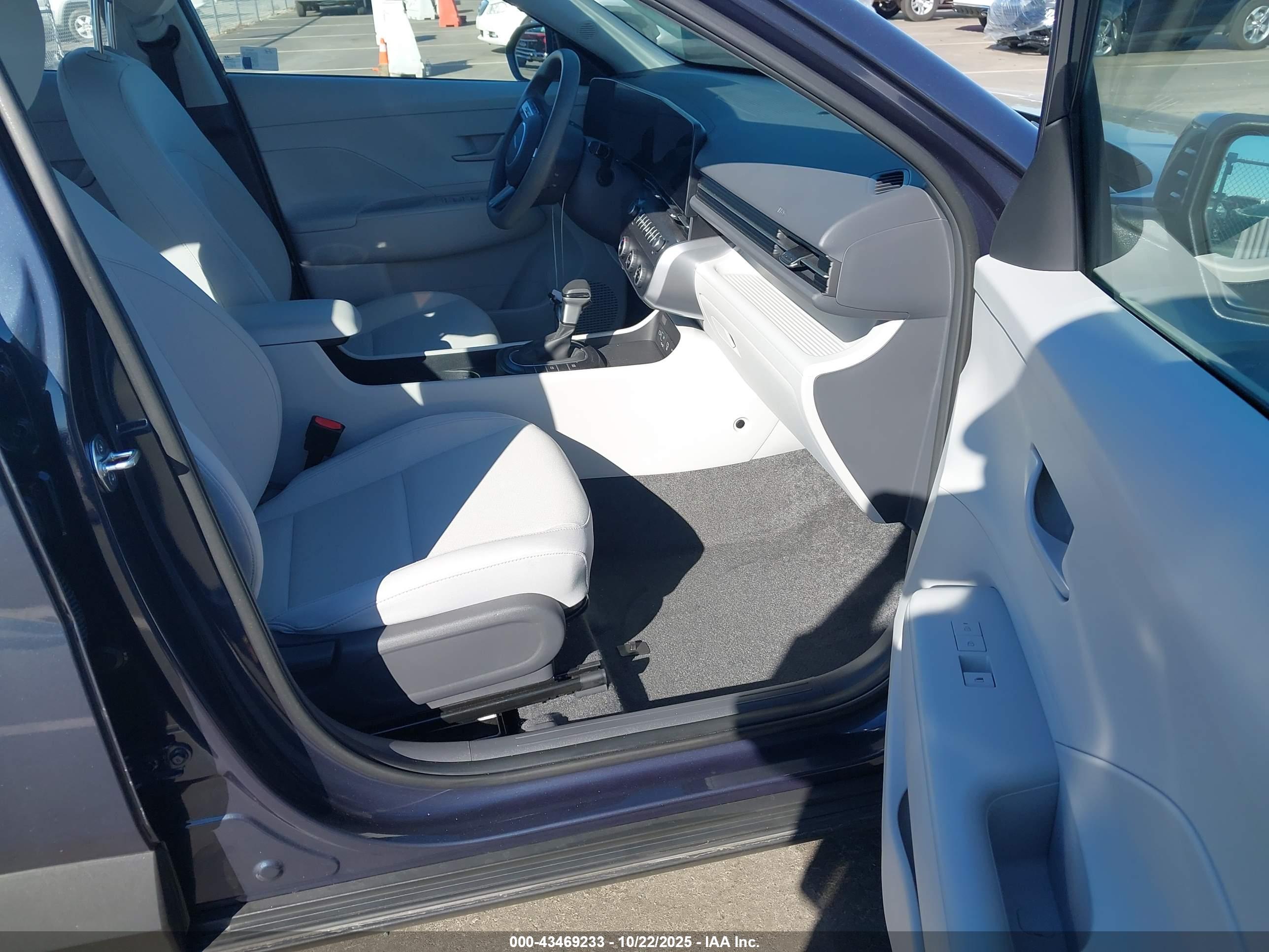 HYUNDAI KONA image 5
