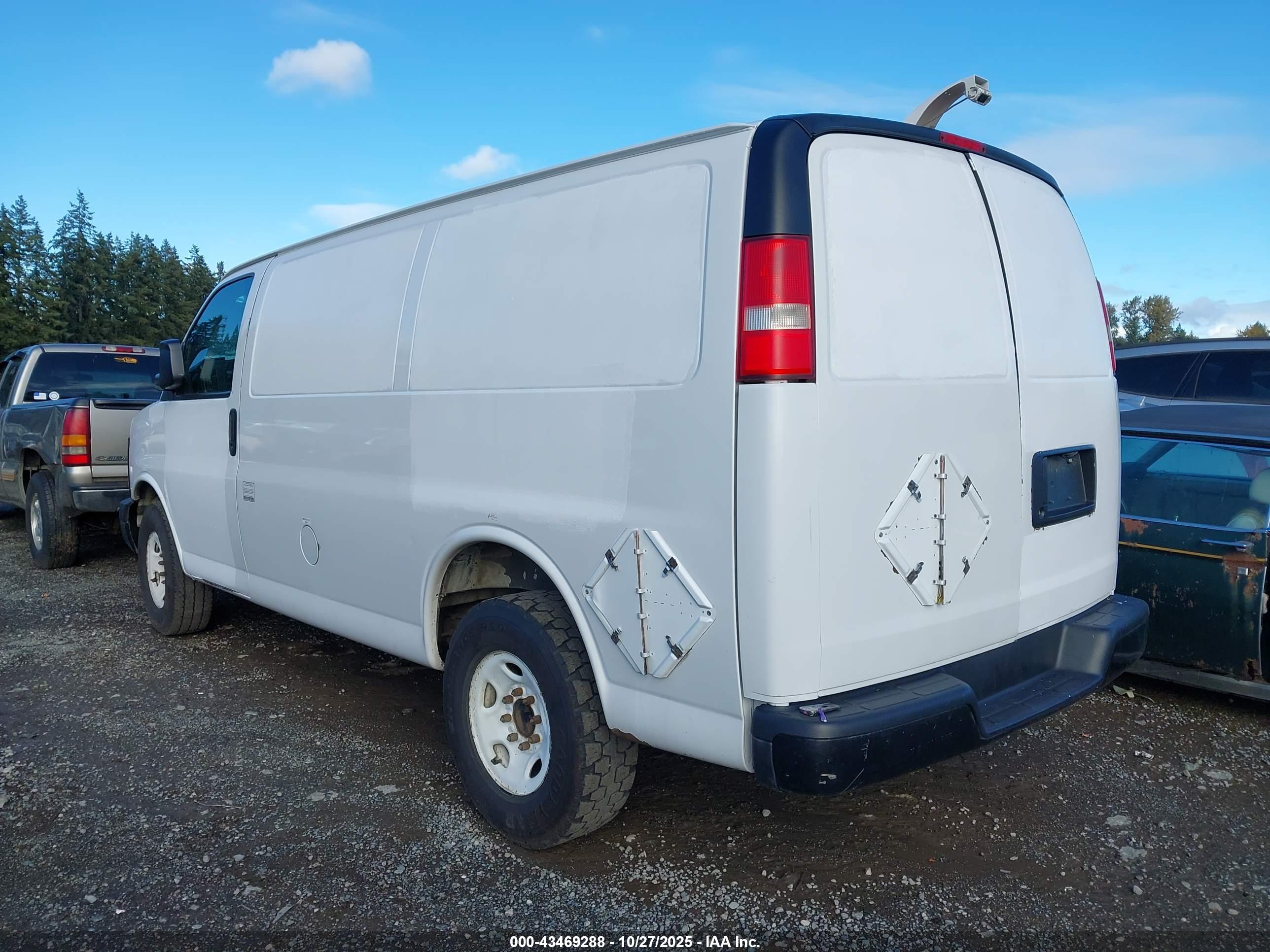 GMC SAVANA image 3