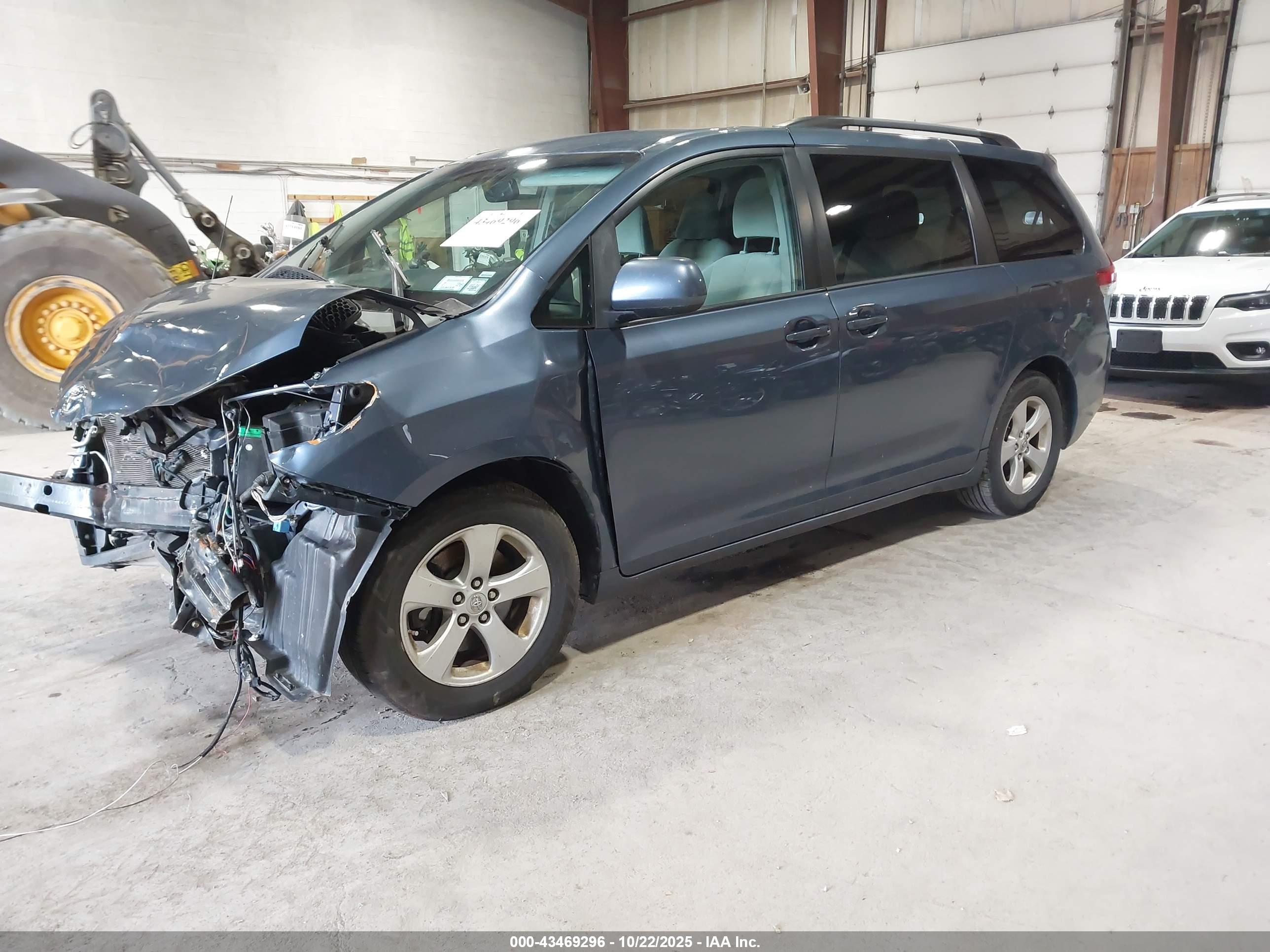 TOYOTA SIENNA image 2