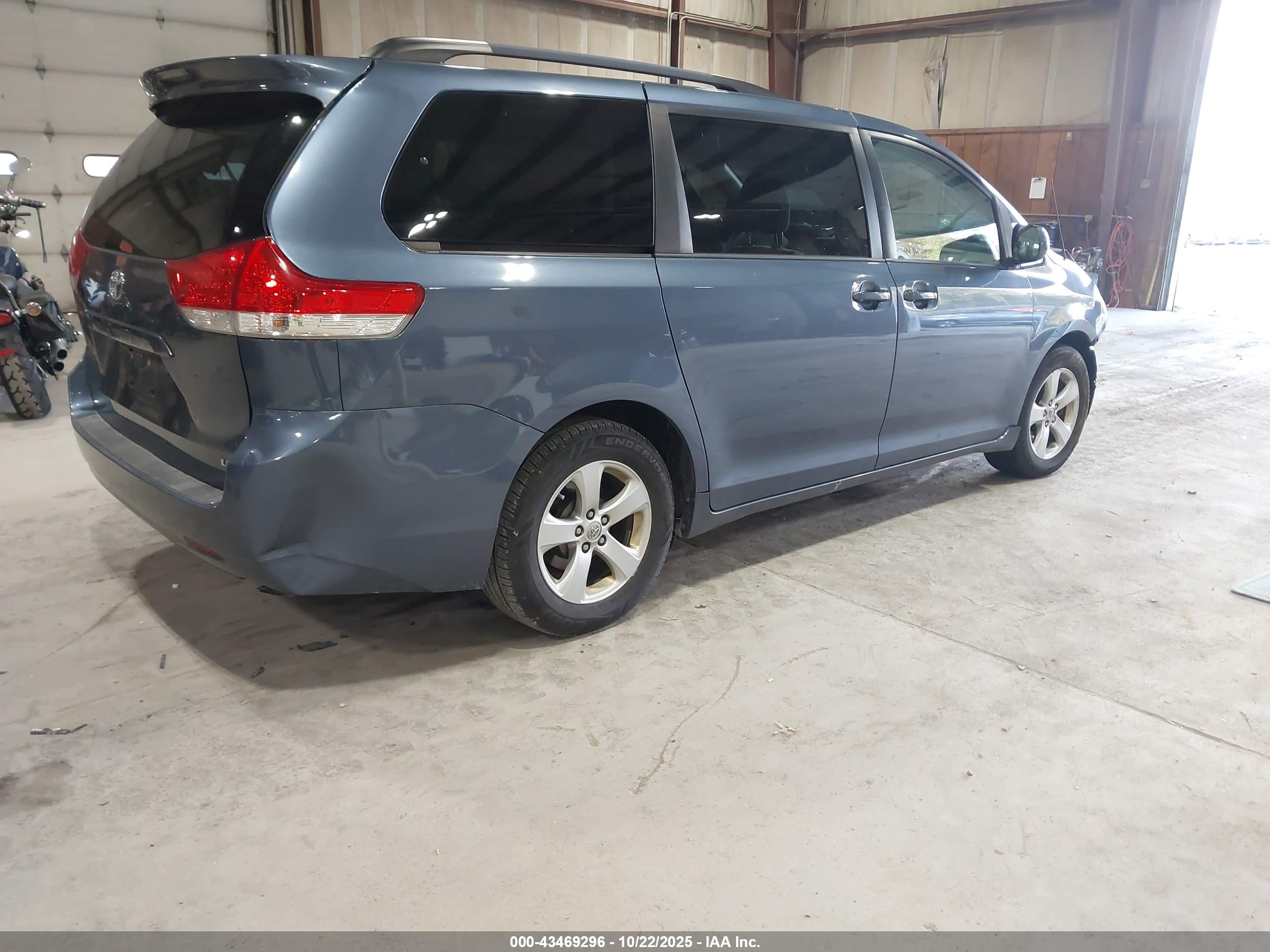 TOYOTA SIENNA image 4
