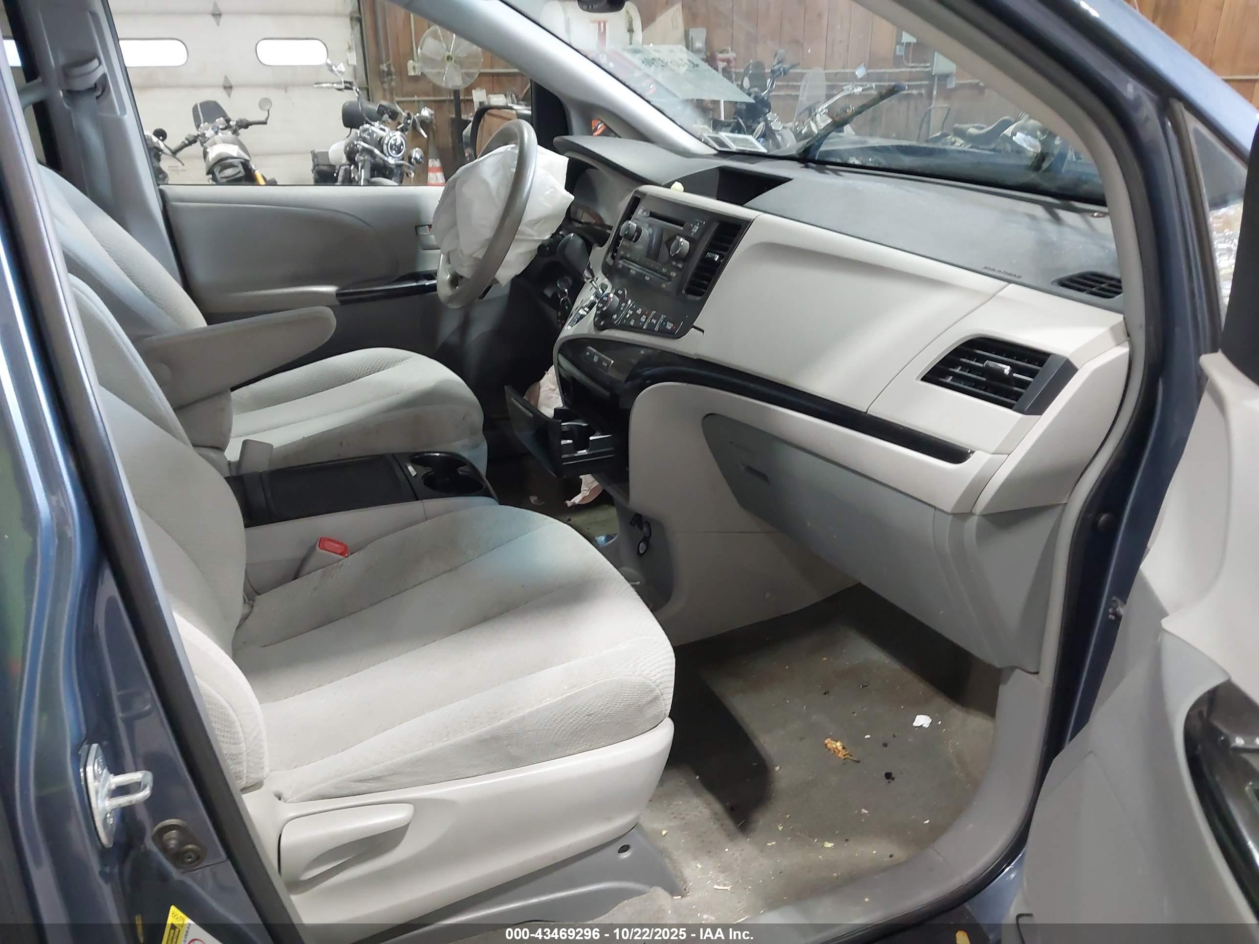 TOYOTA SIENNA image 5