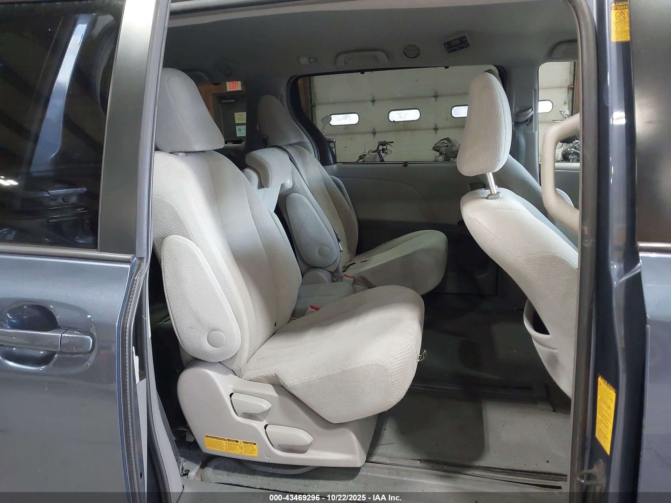 TOYOTA SIENNA image 8