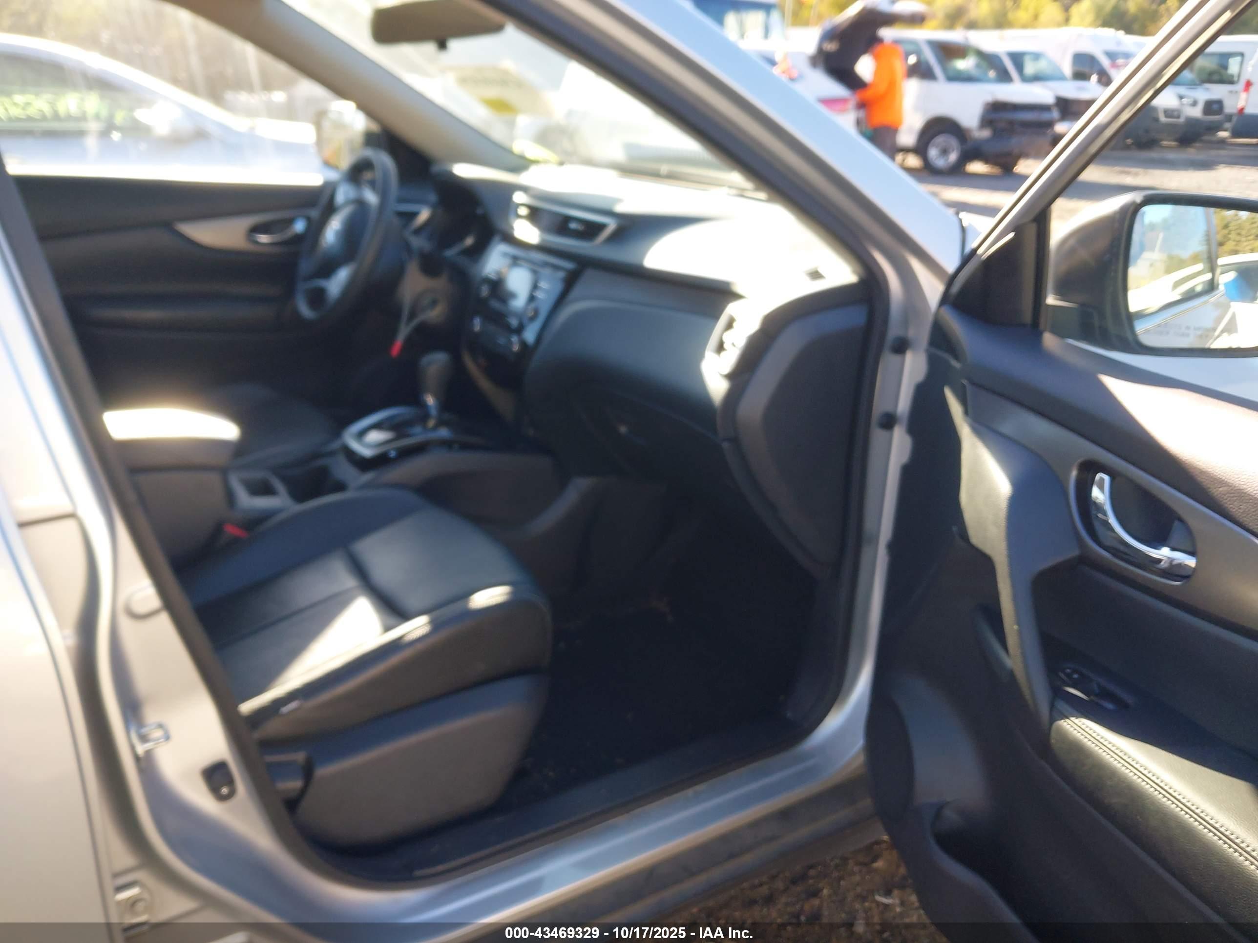 NISSAN ROGUE image 5
