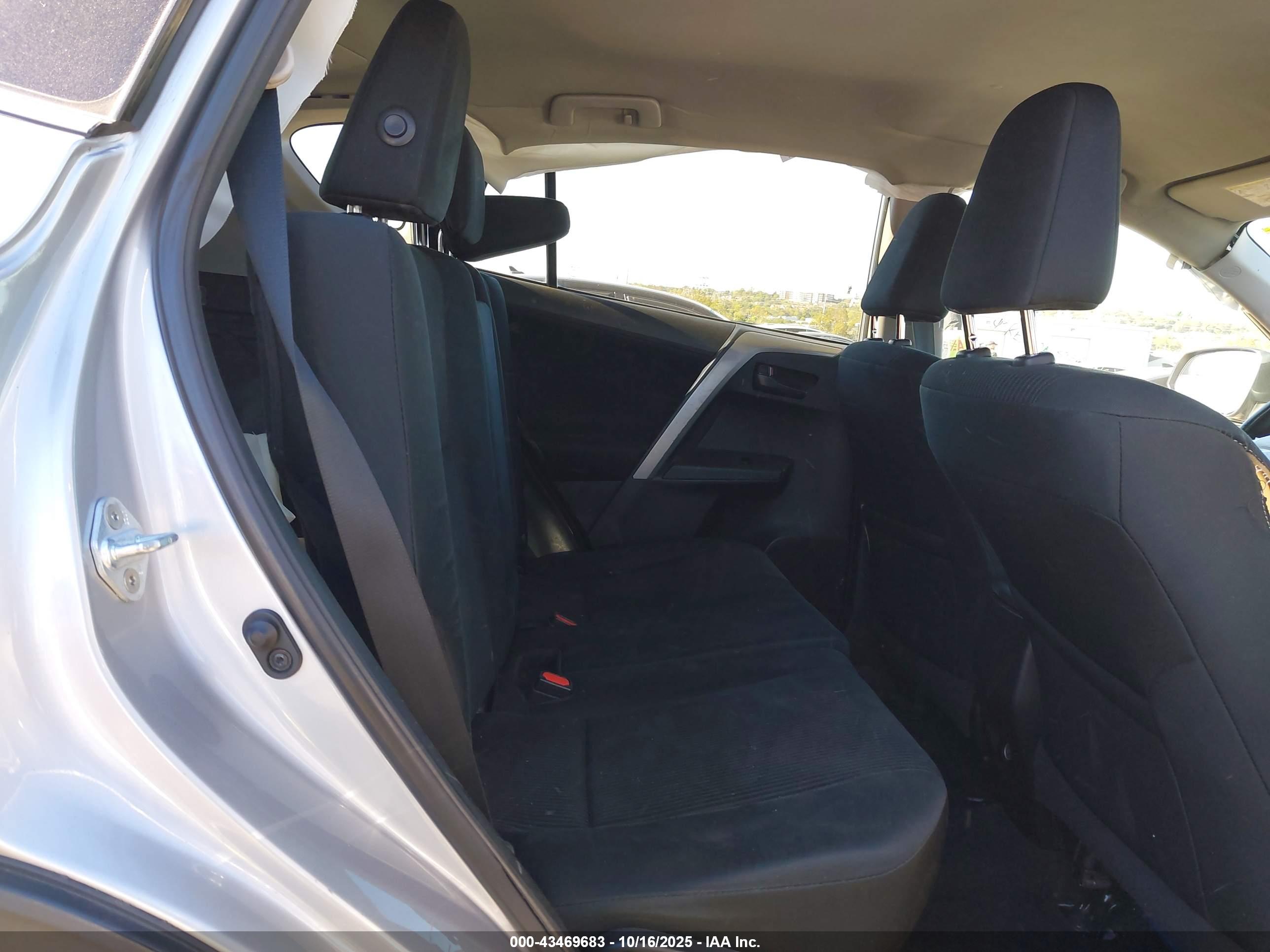 TOYOTA RAV4 image 8