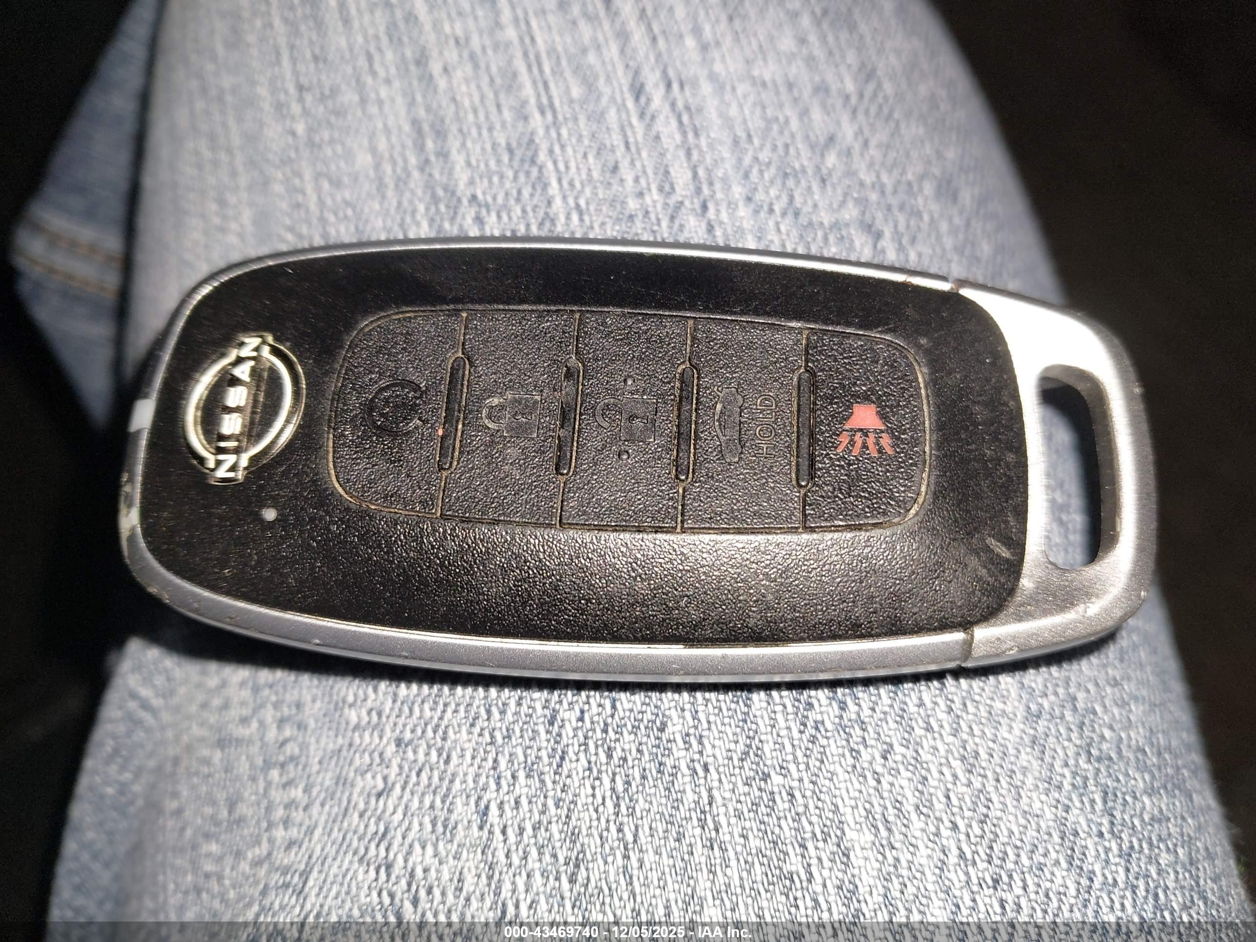 NISSAN VERSA image 11