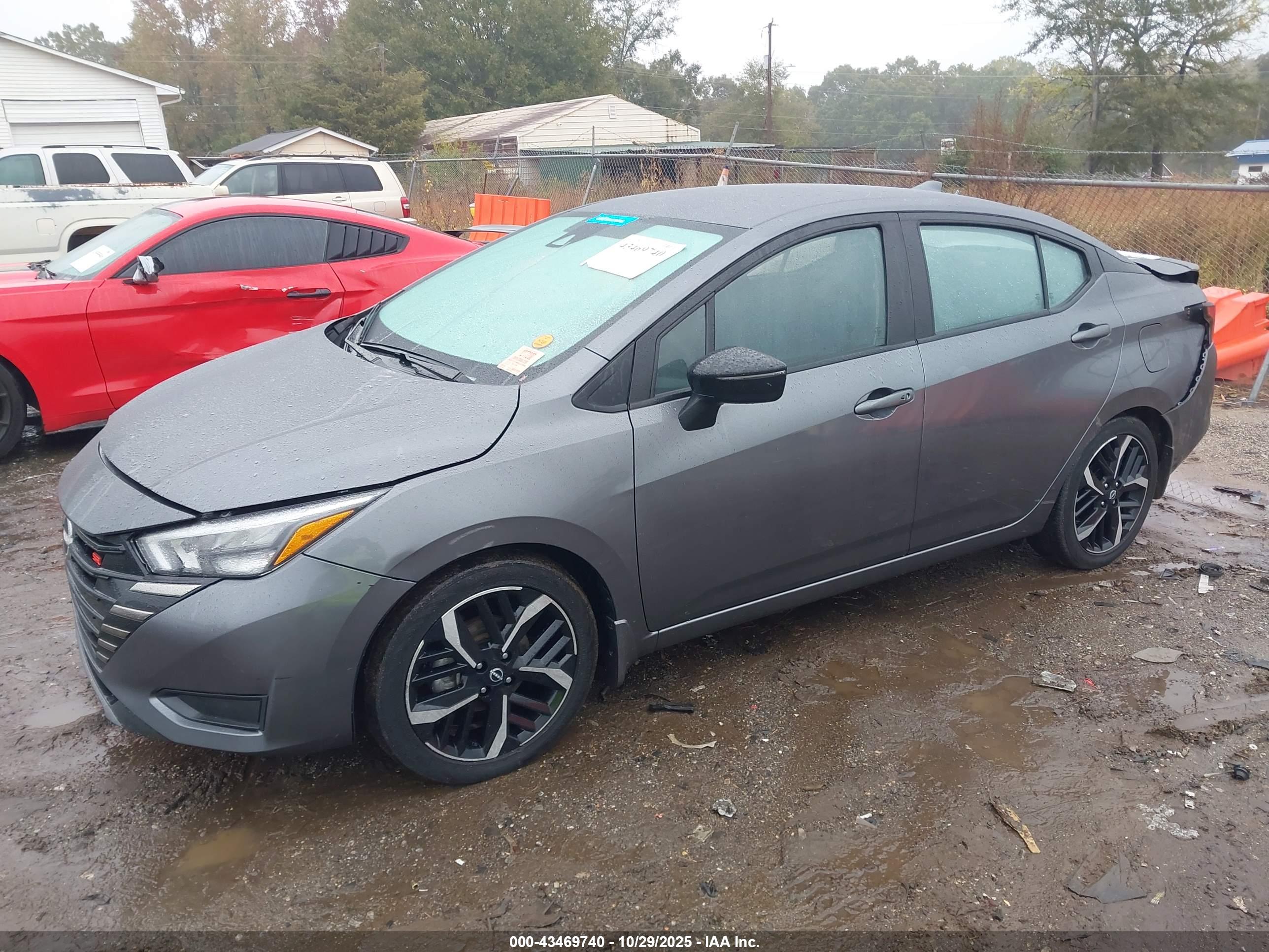 NISSAN VERSA image 2