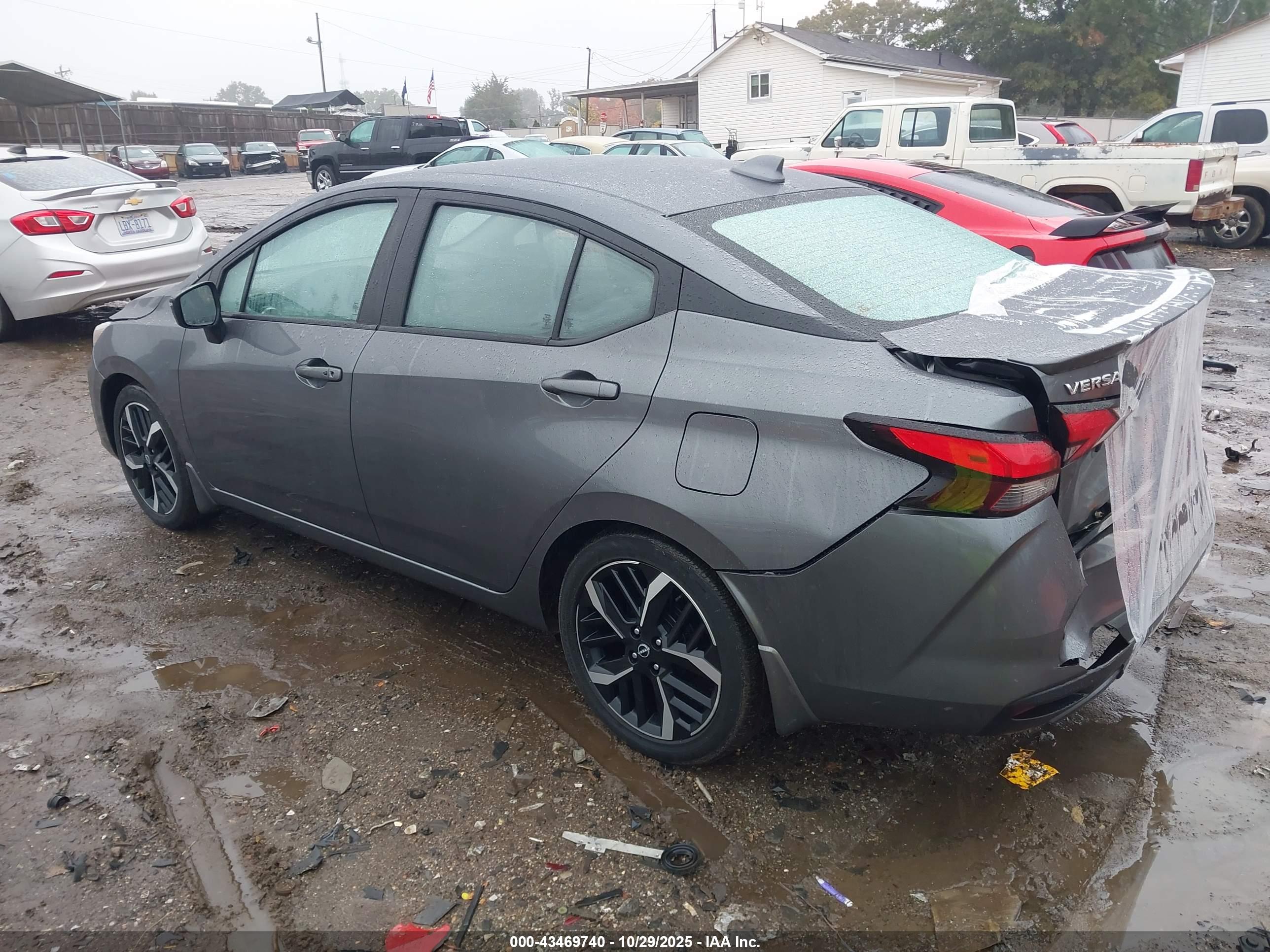 NISSAN VERSA image 3