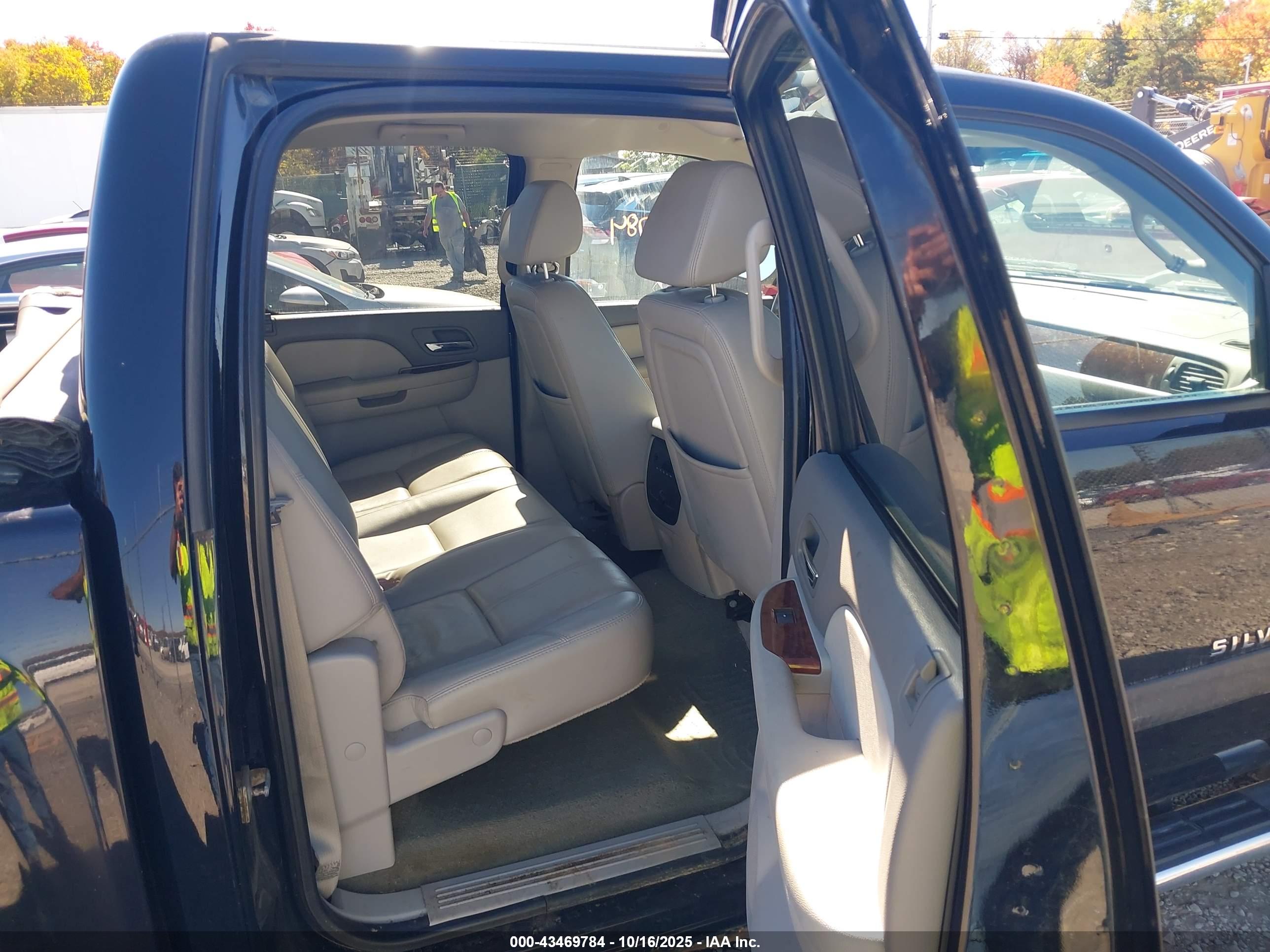 CHEVROLET SILVERADO image 8