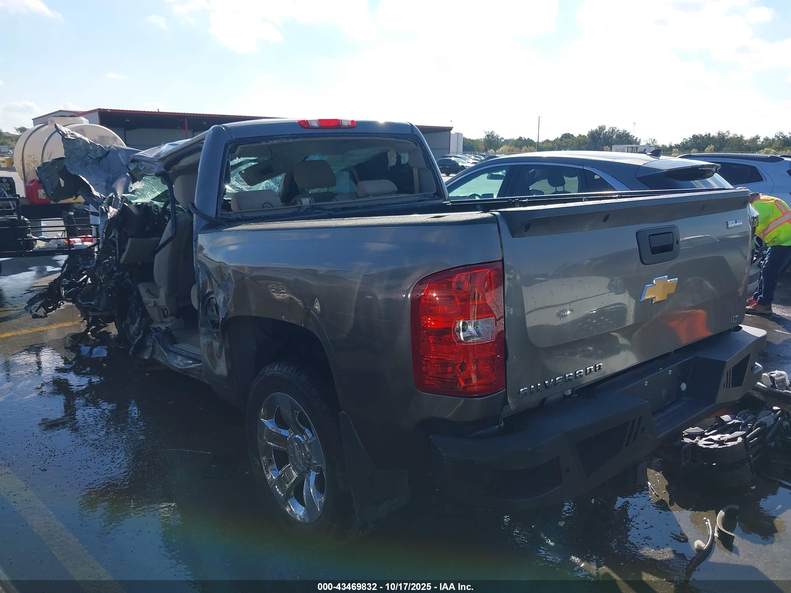 CHEVROLET SILVERADO image 3