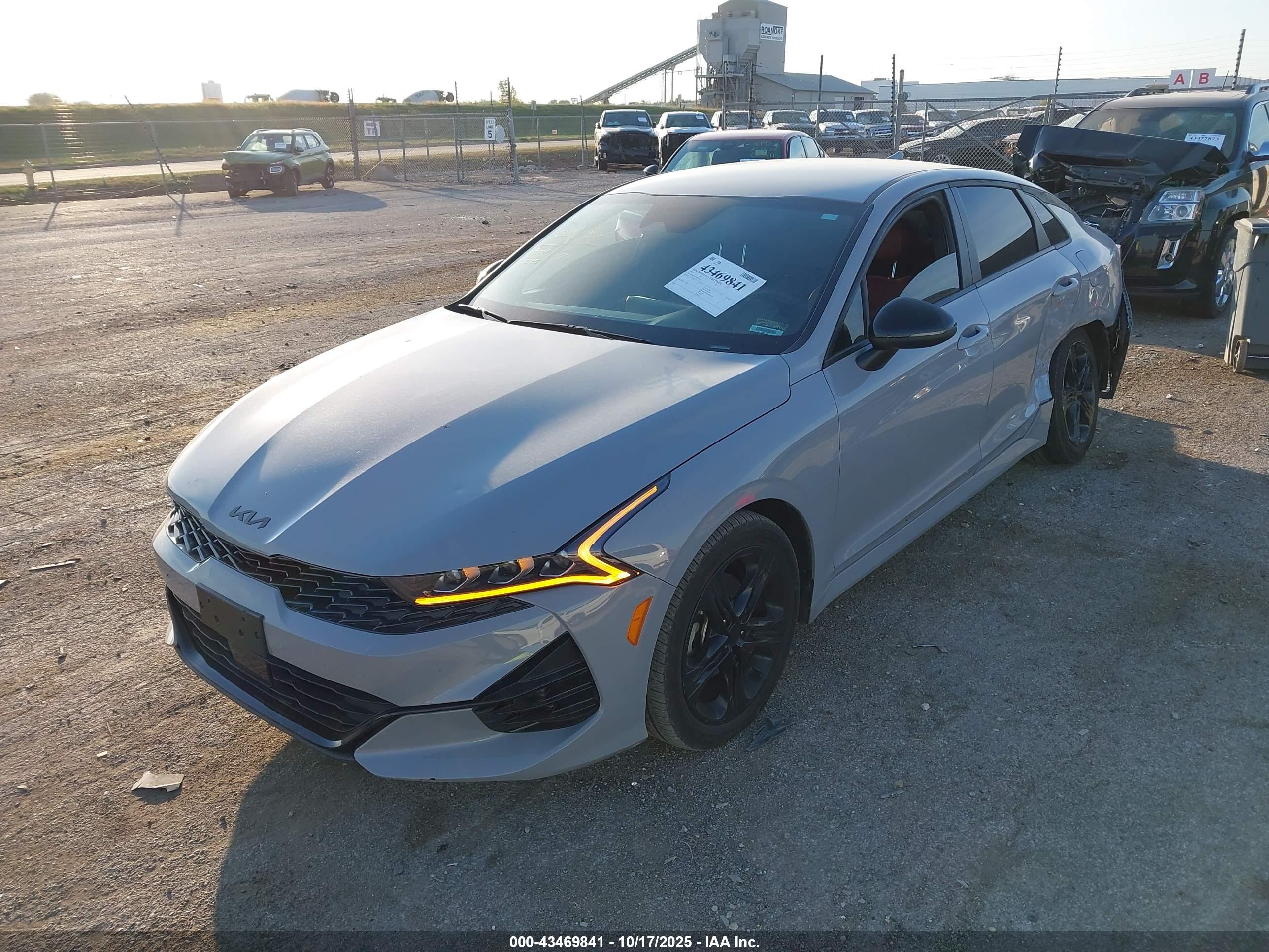 KIA K5 image 2