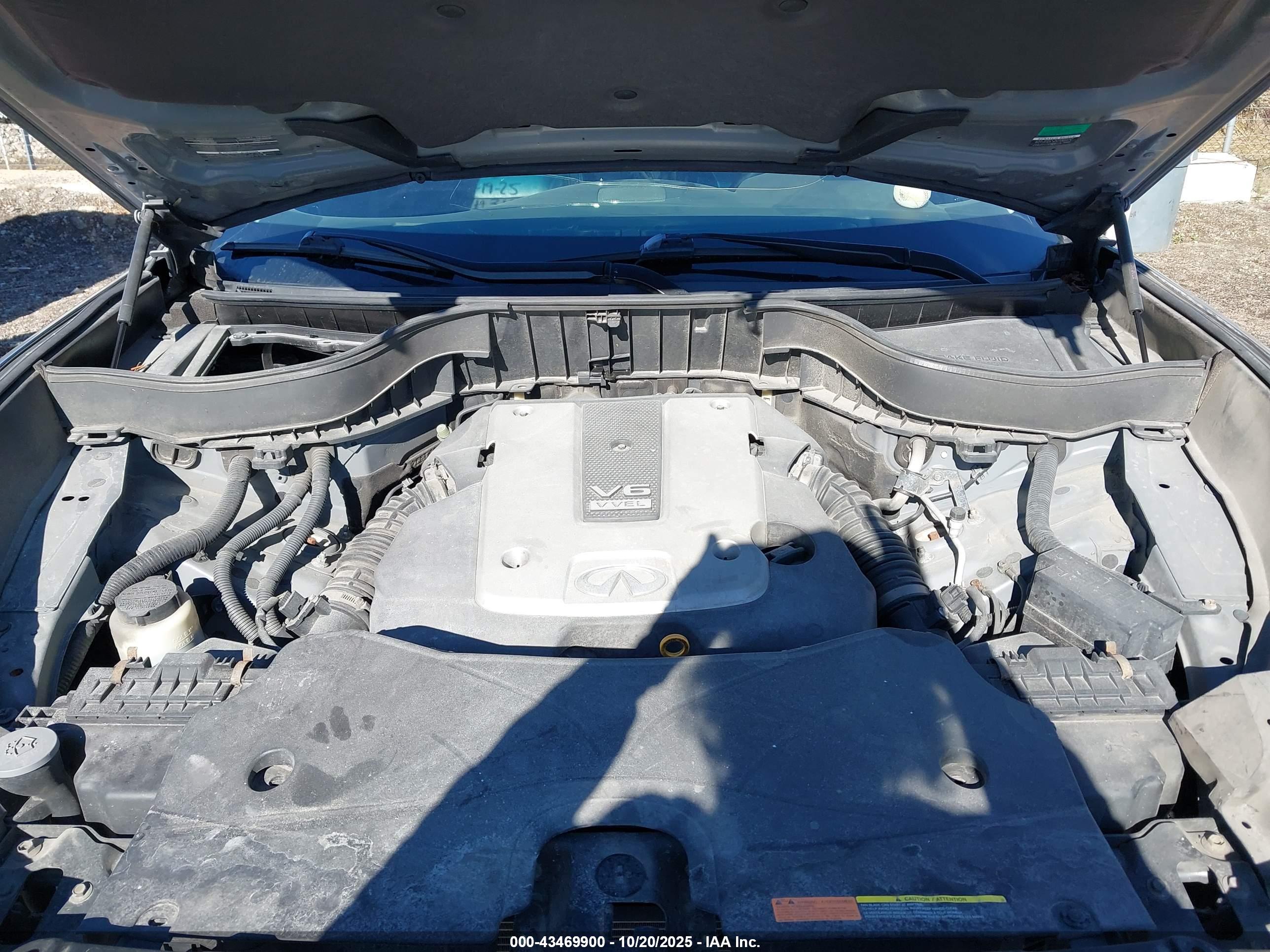 INFINITI QX70 image 10