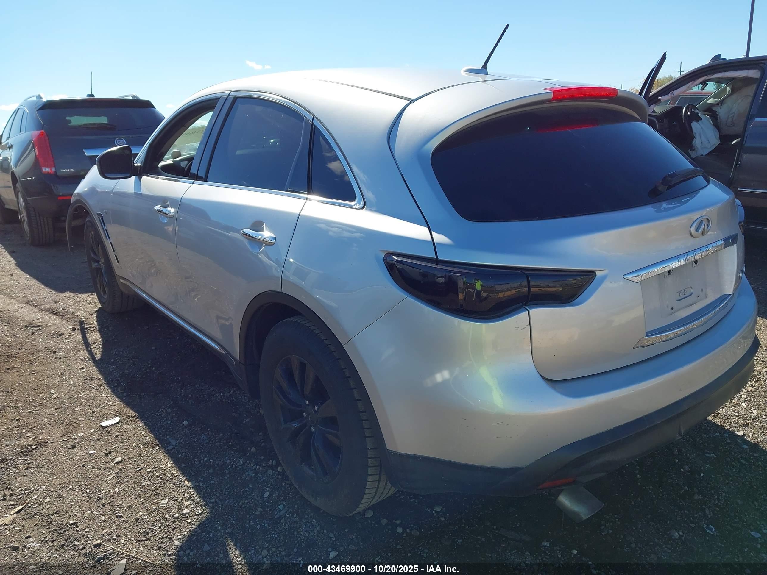 INFINITI QX70 image 3