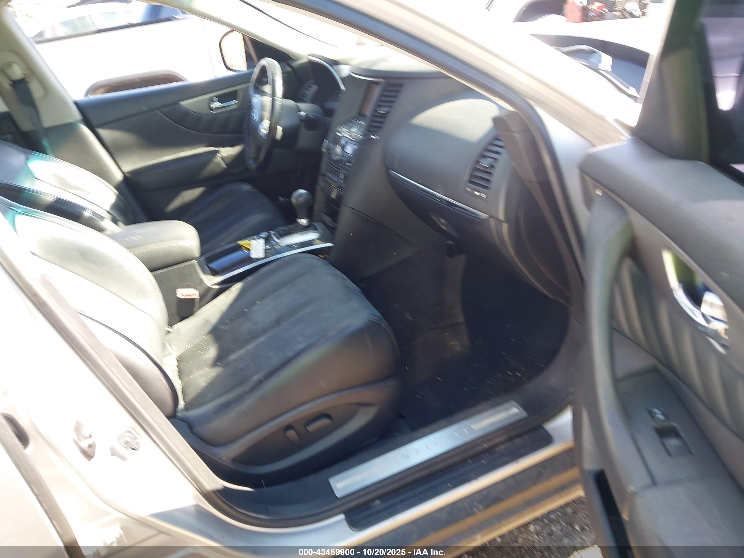 INFINITI QX70 image 5