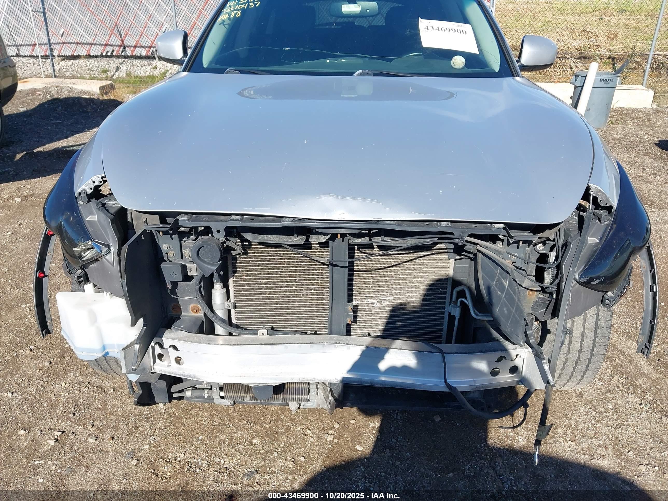 INFINITI QX70 image 6