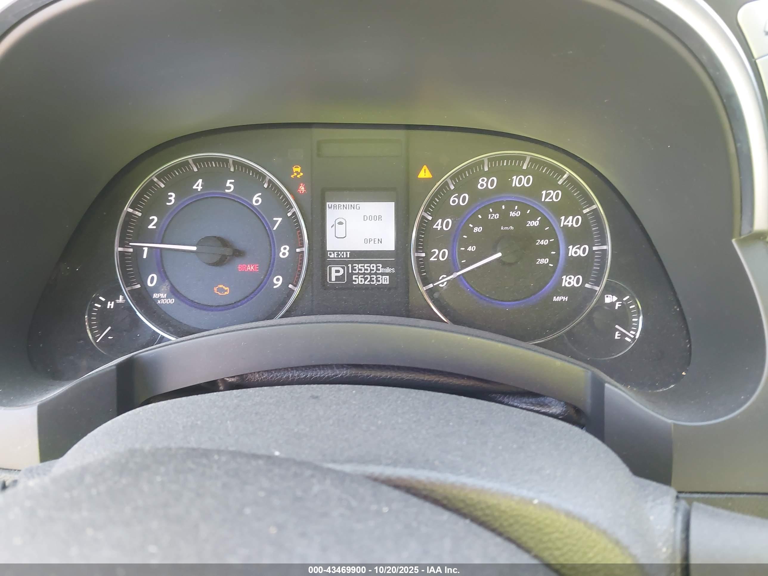 INFINITI QX70 image 7