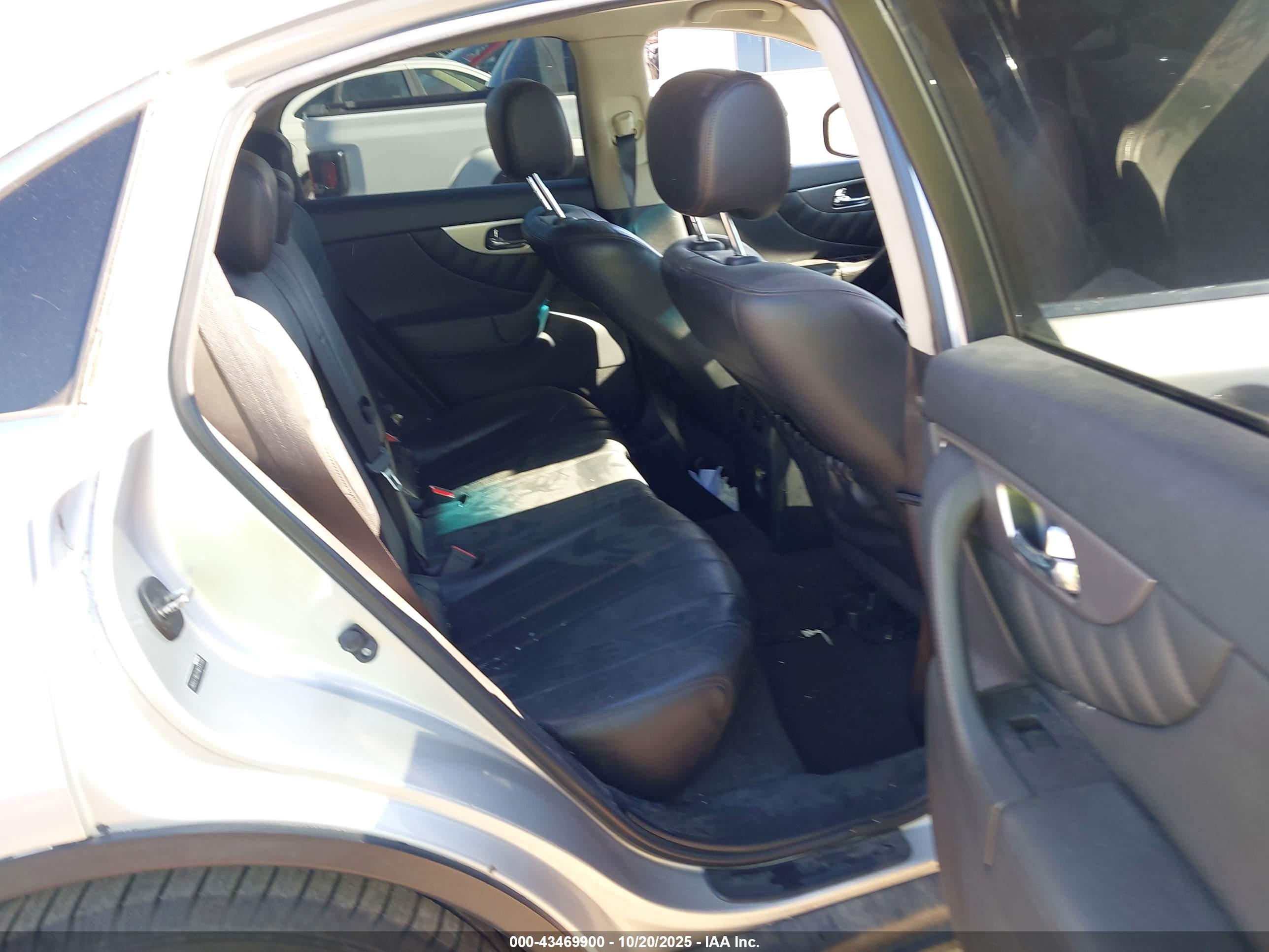 INFINITI QX70 image 8