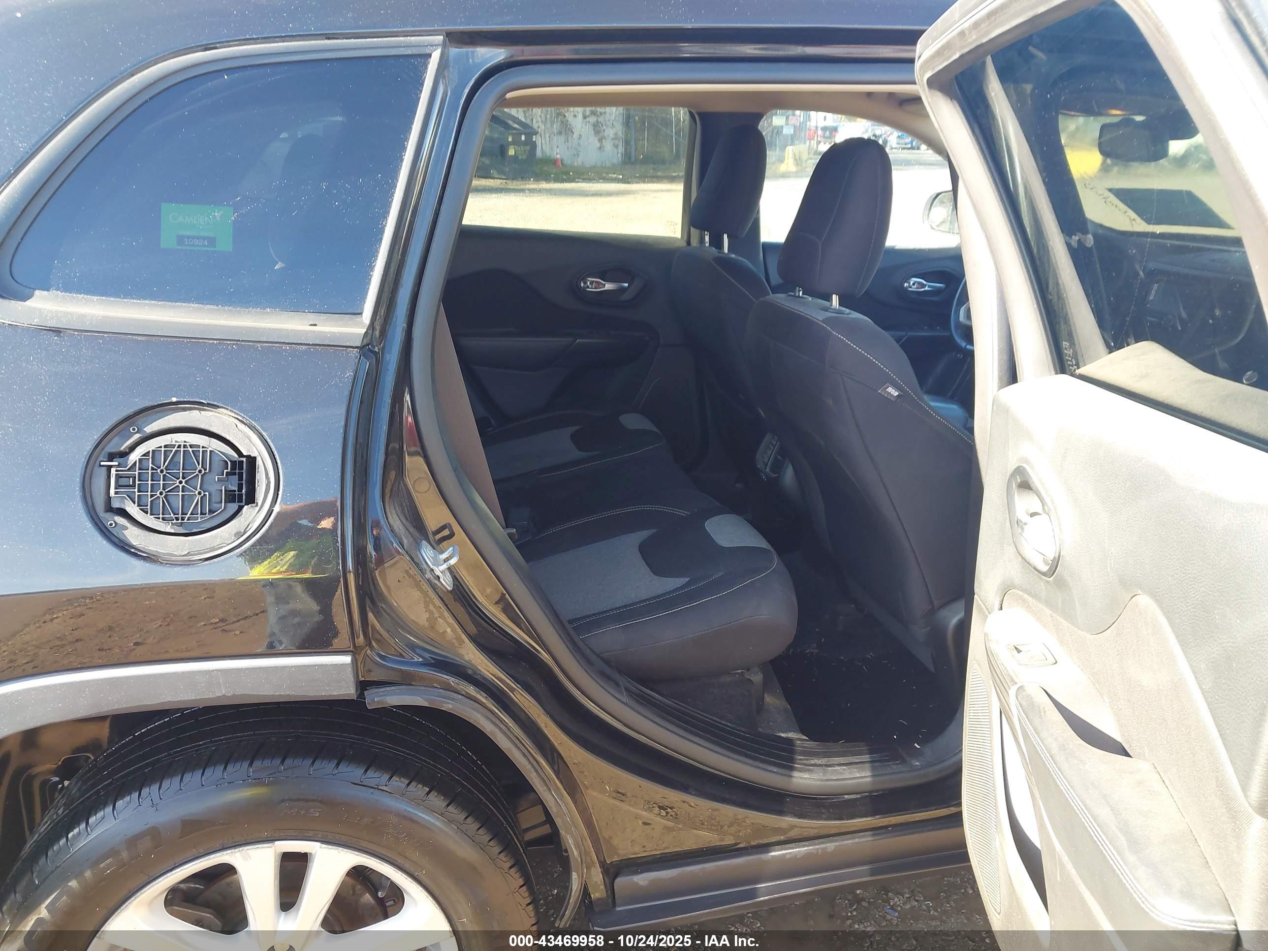 JEEP CHEROKEE image 8
