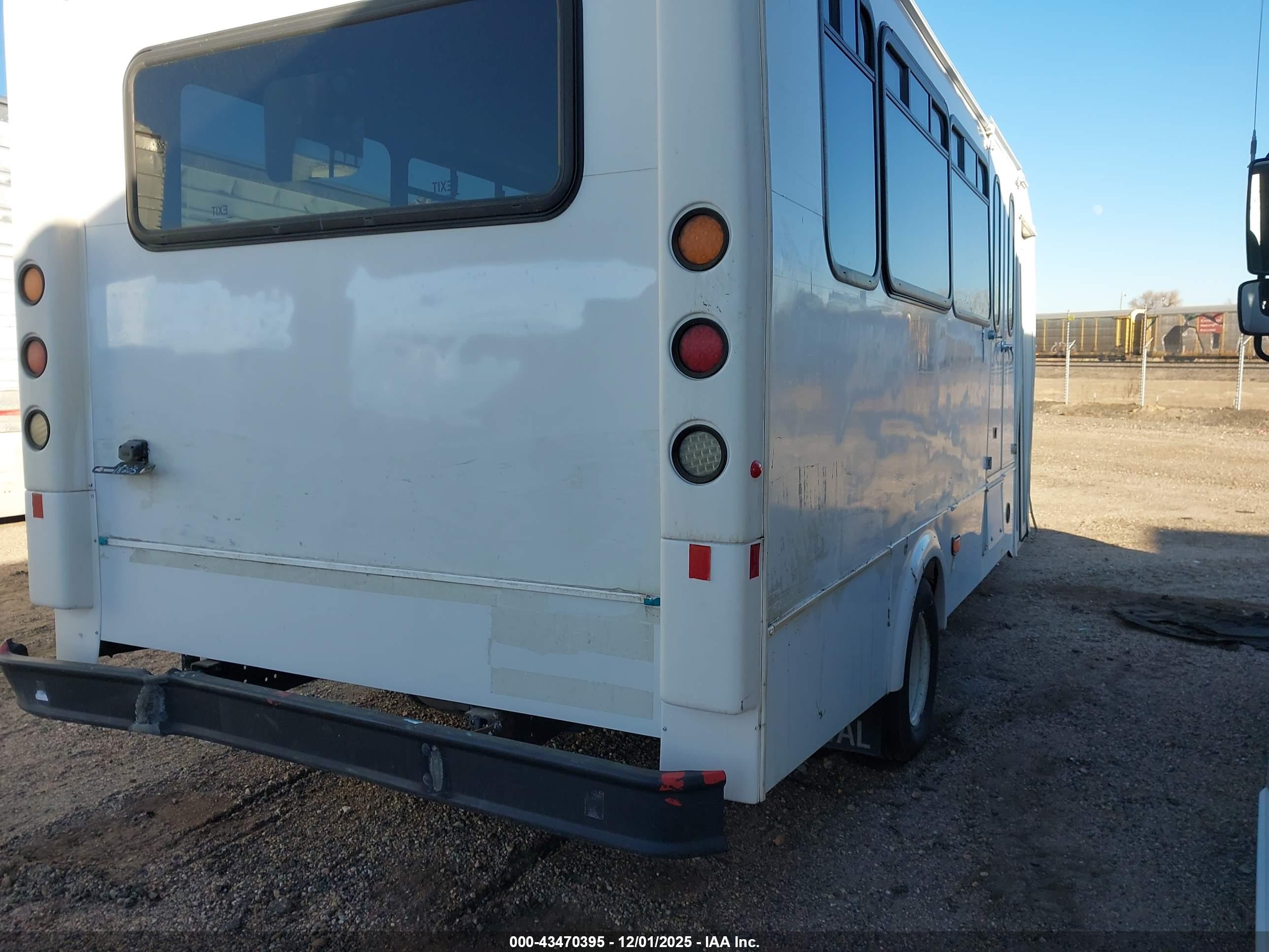 FORD E-450 image 4